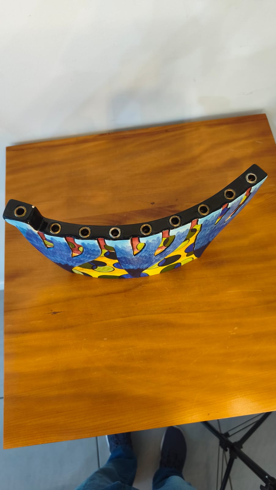 Chanukiá Judaica Plaut – Candelabro de Hanucá em Cerâmica Pintada à Mão – 35 cm