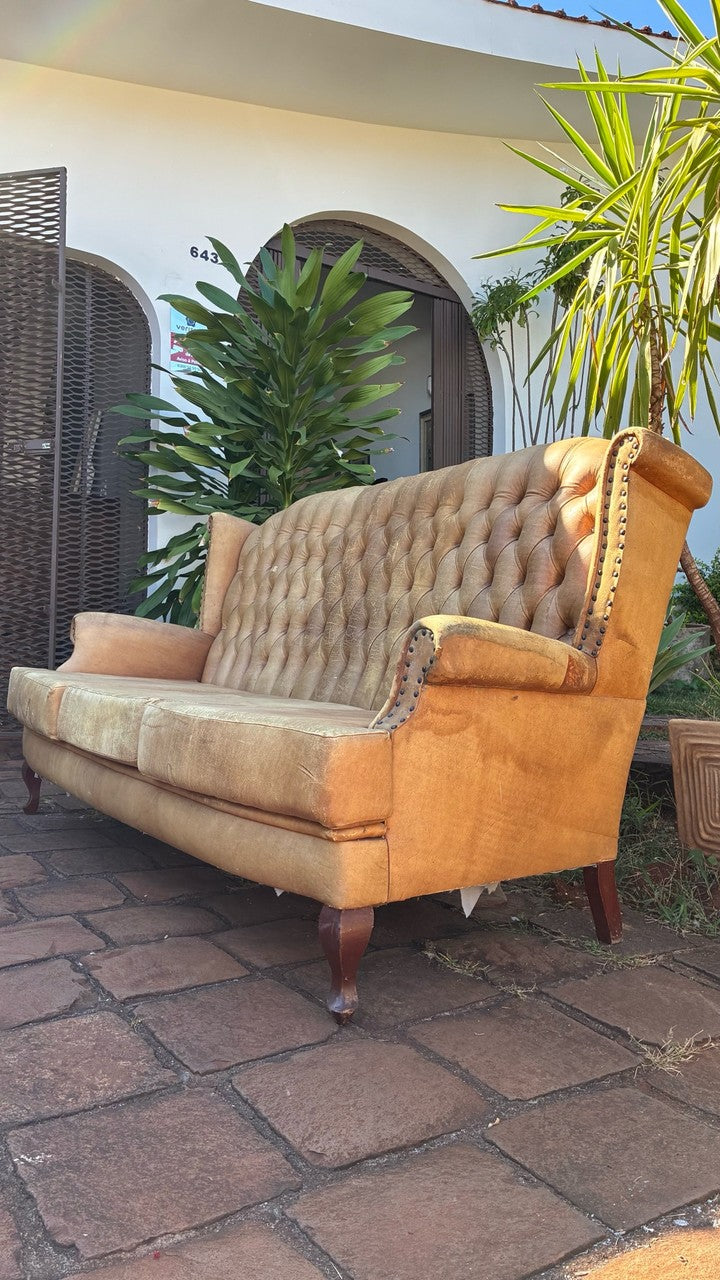 Sofá Chesterfield de Couro com estofado bege caramelo 
