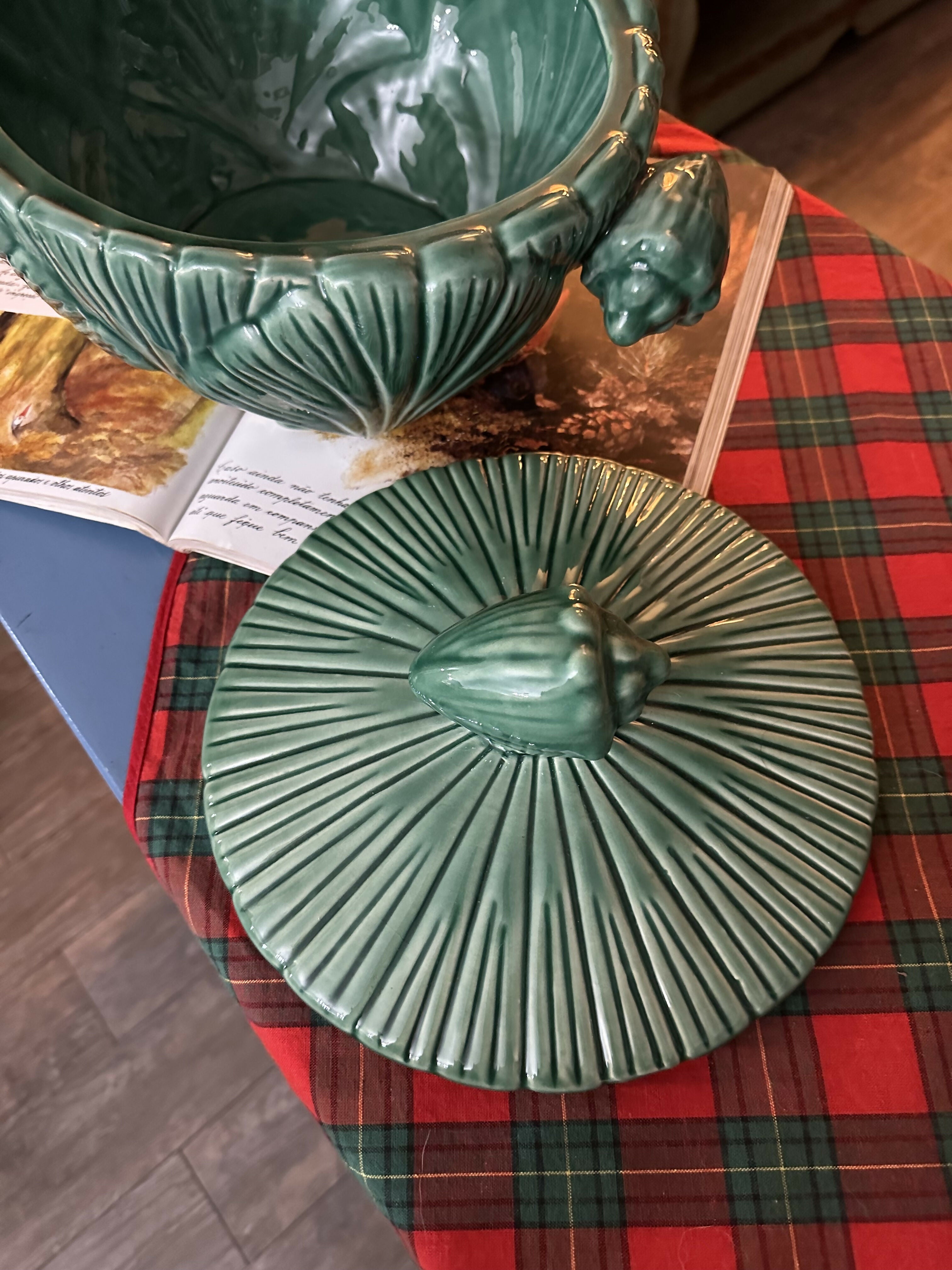 Vintage terrina / sopeira portuguesa generosa verde com ricos detalhes do mar