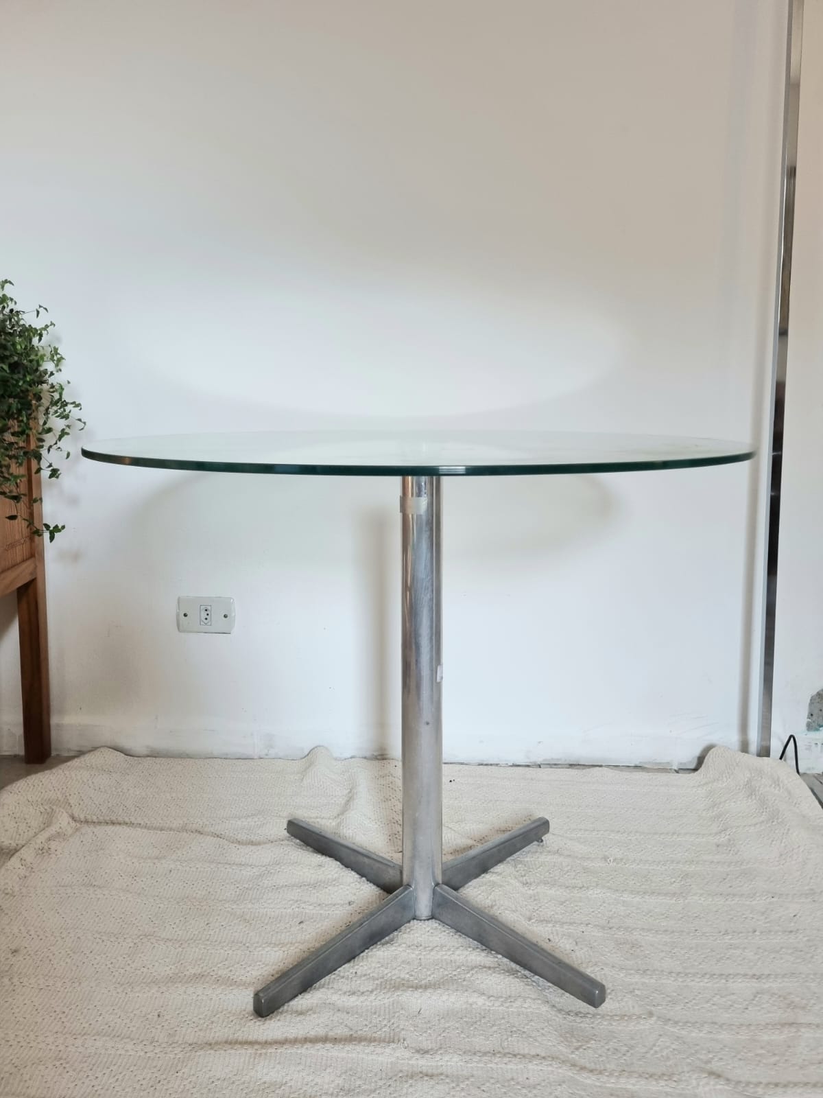 Mesa de Jantar redonda com tampo em Vidro e base em metal