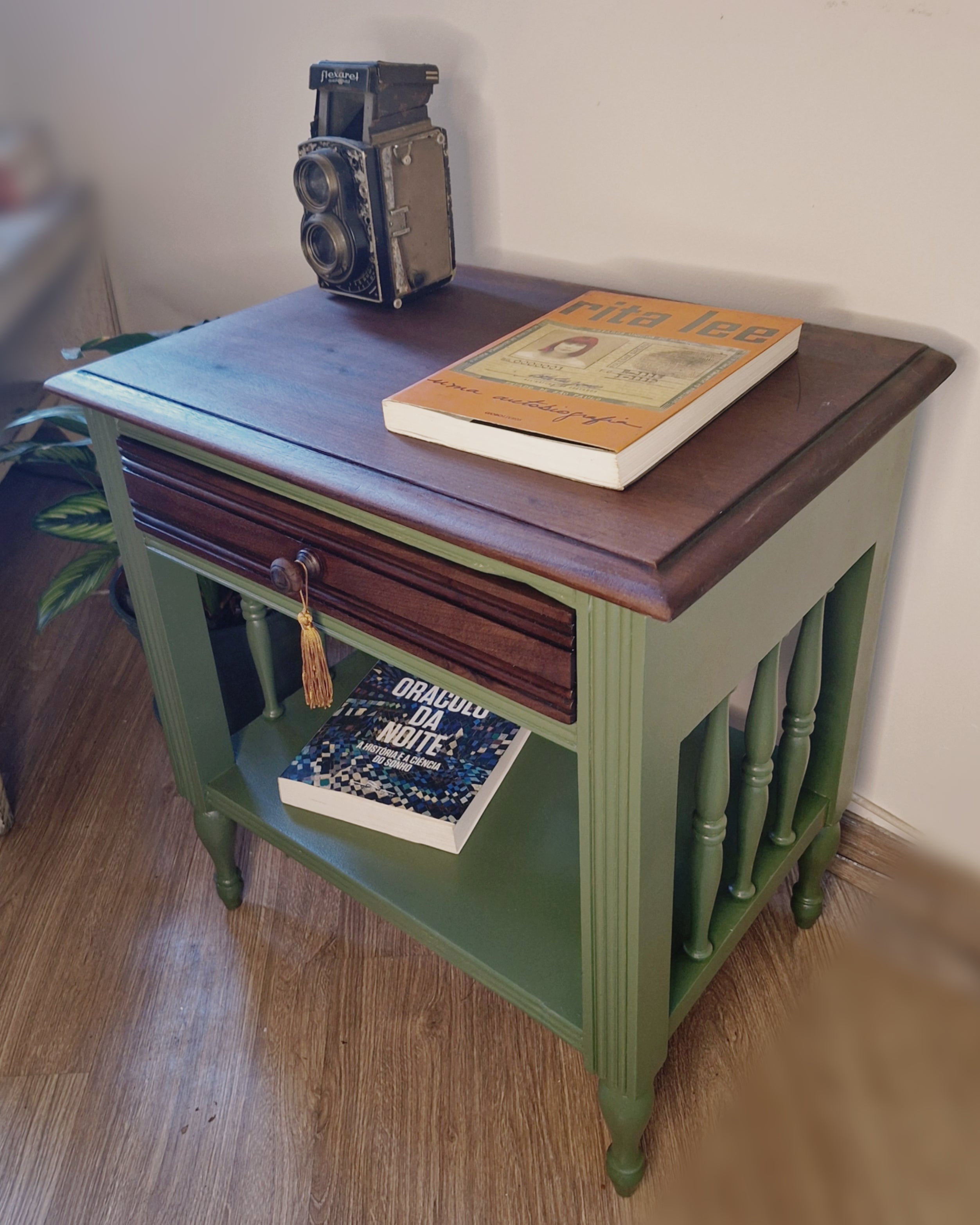 Mesa de cabeceira anos 50 em madeira e verde pistache