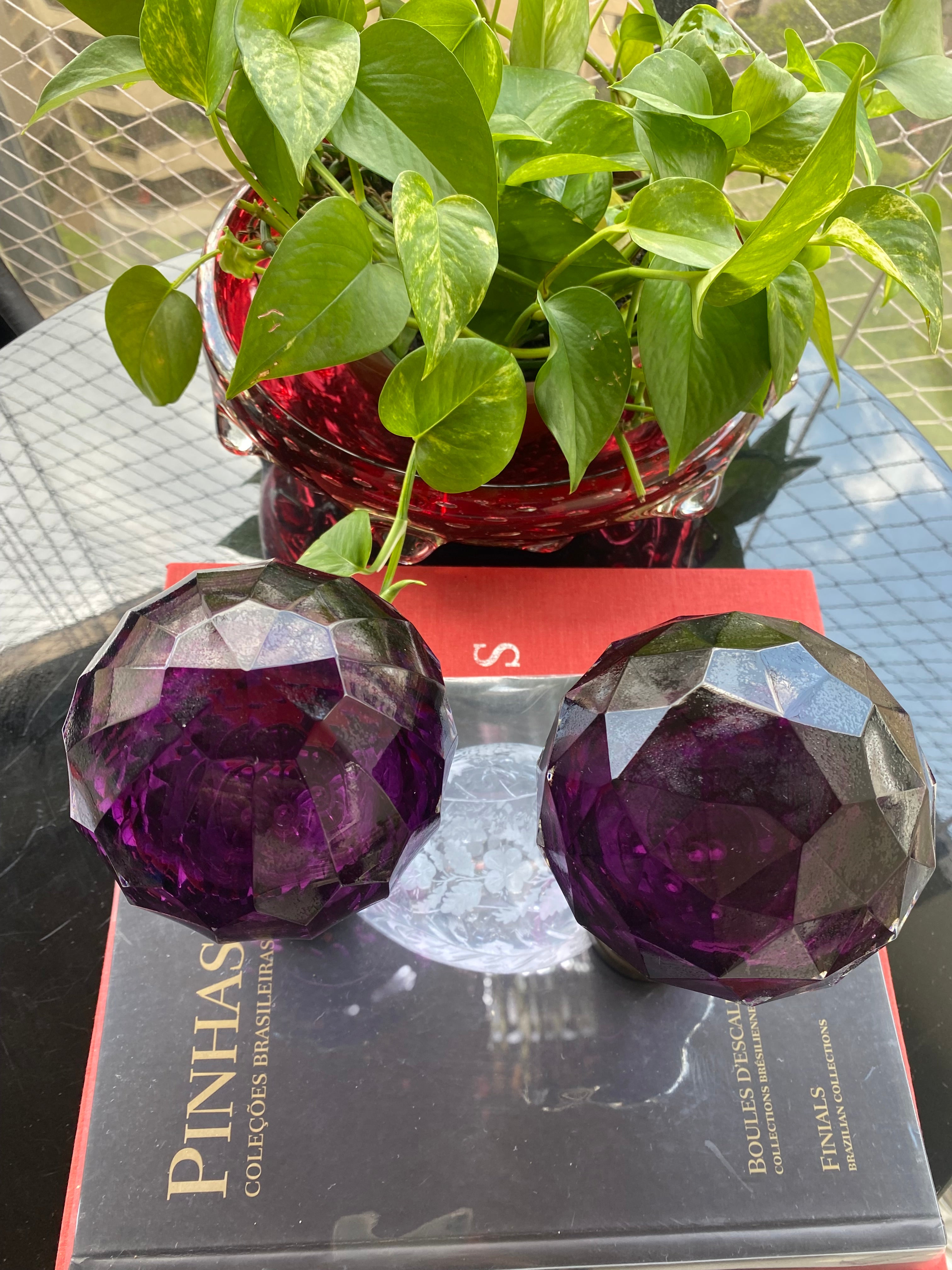 Par de Pinhas em formato globular em cristal europeu roxo, facetas triangulares, sec XIX