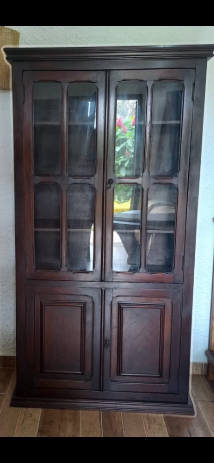 Cristaleira rústica em madeira escura com porta painel de vidro quadriculado 