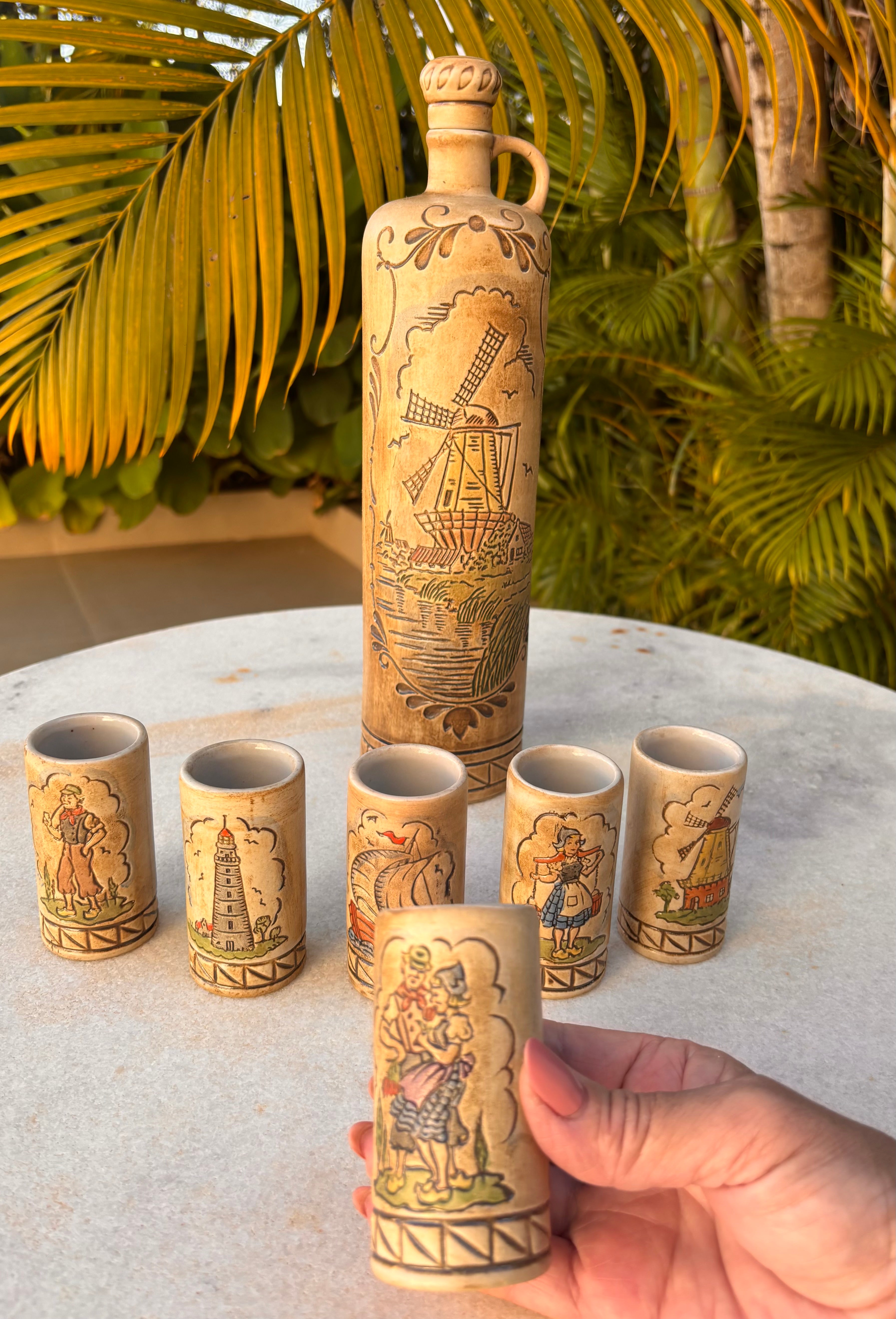 Conjunto vintage Ceramarte de licoreira (garrafa decantadora) e copos de dose em cerâmica da renomada marca brasileira
