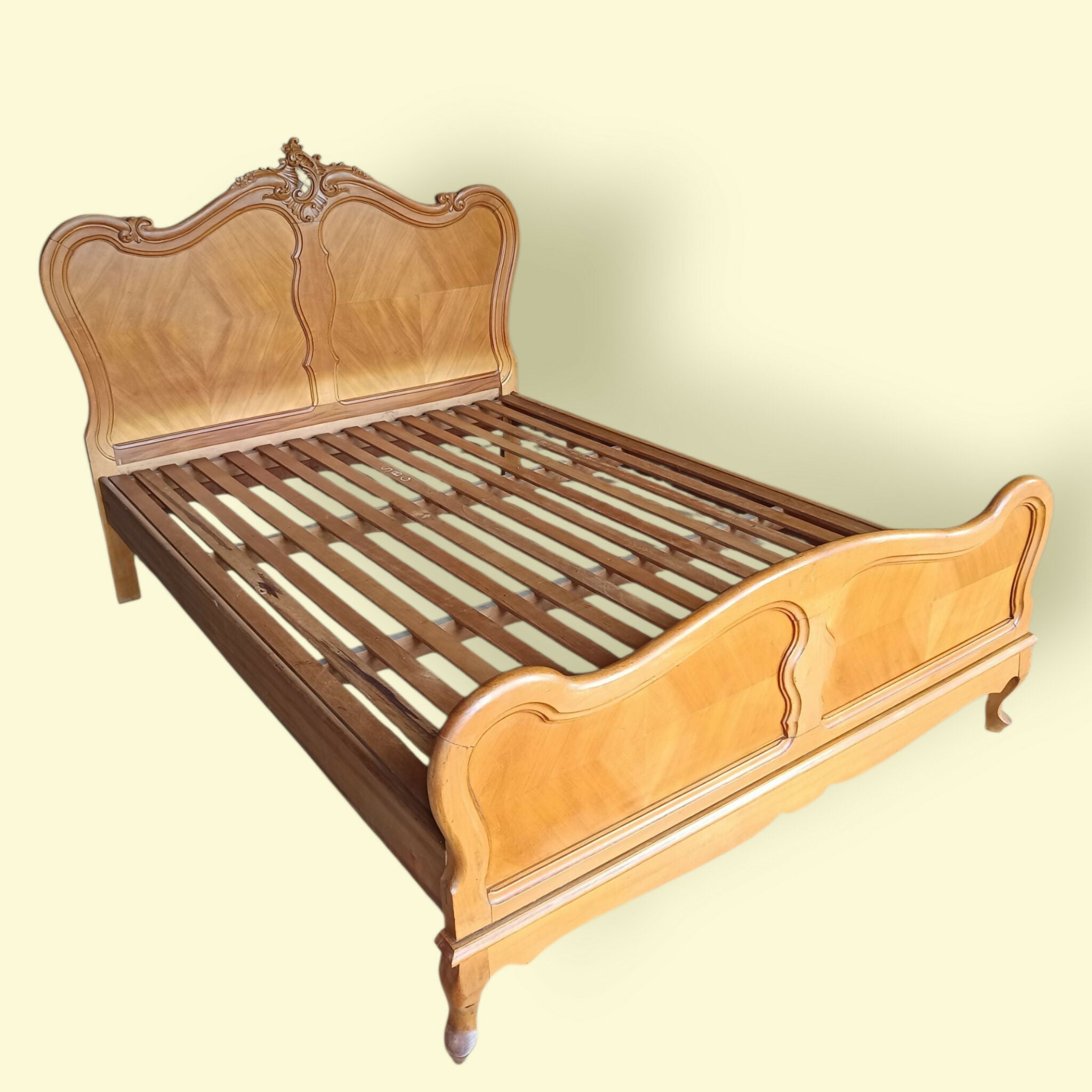Belíssima Cama de Casal Provençal