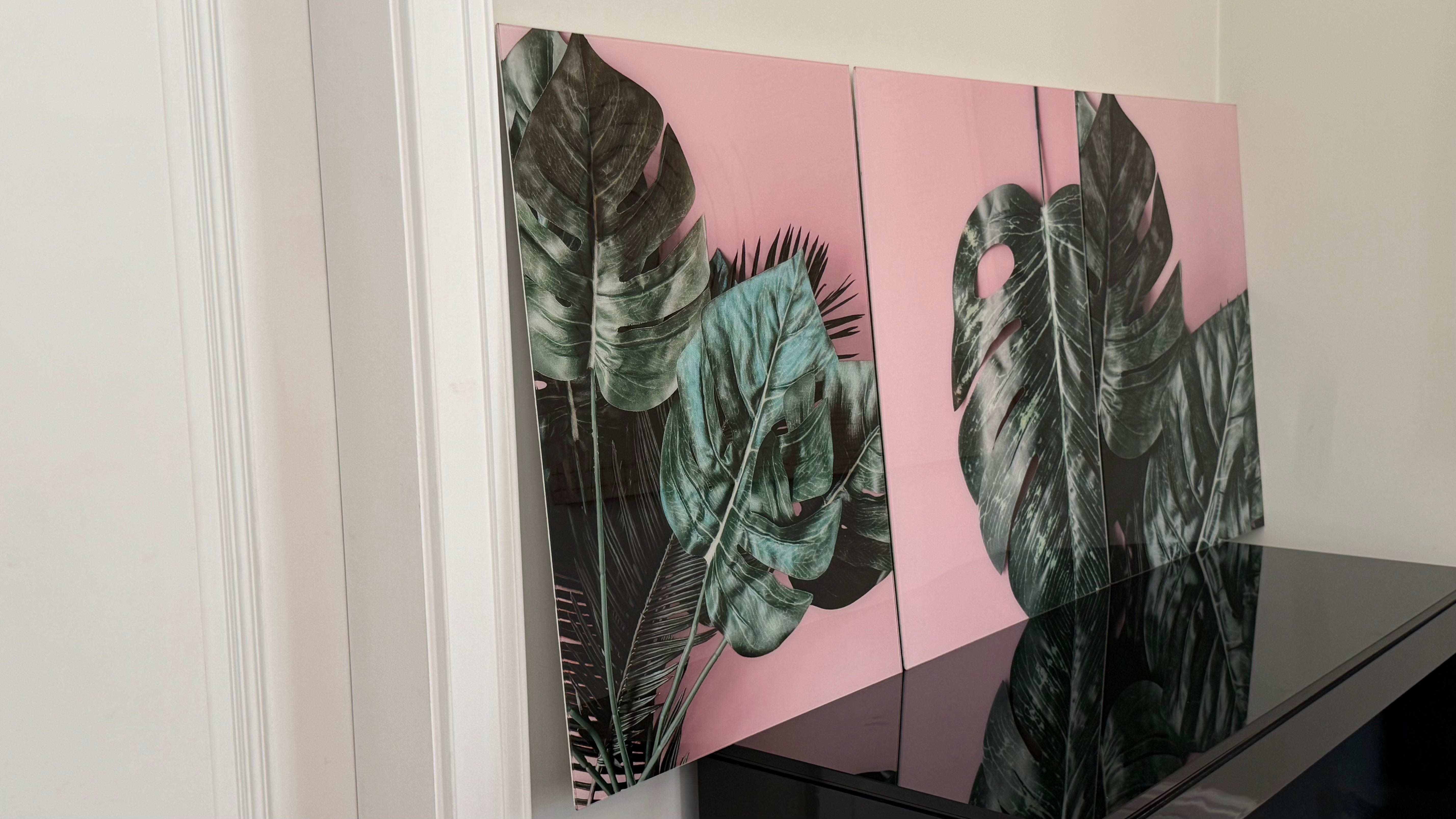 Conjunto de 3 quadros em Metacrilato com estampa de folhagens tropicais e fundo rosa