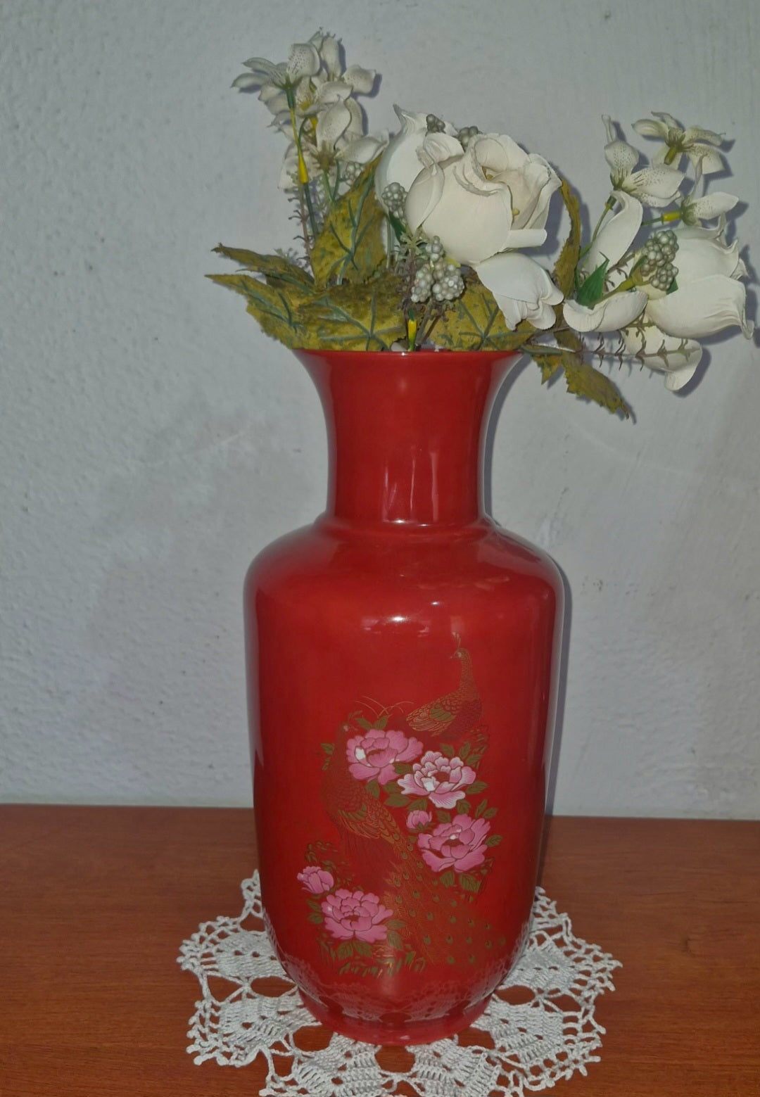 Vaso chinês de porcelana vermelha apresenta uma pintura manual de flores e pássaros