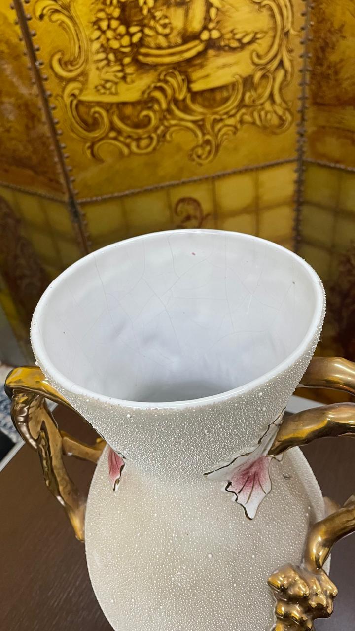 Vasos de cerâmica branca texturizado Pingo de Leite com alças douradas 