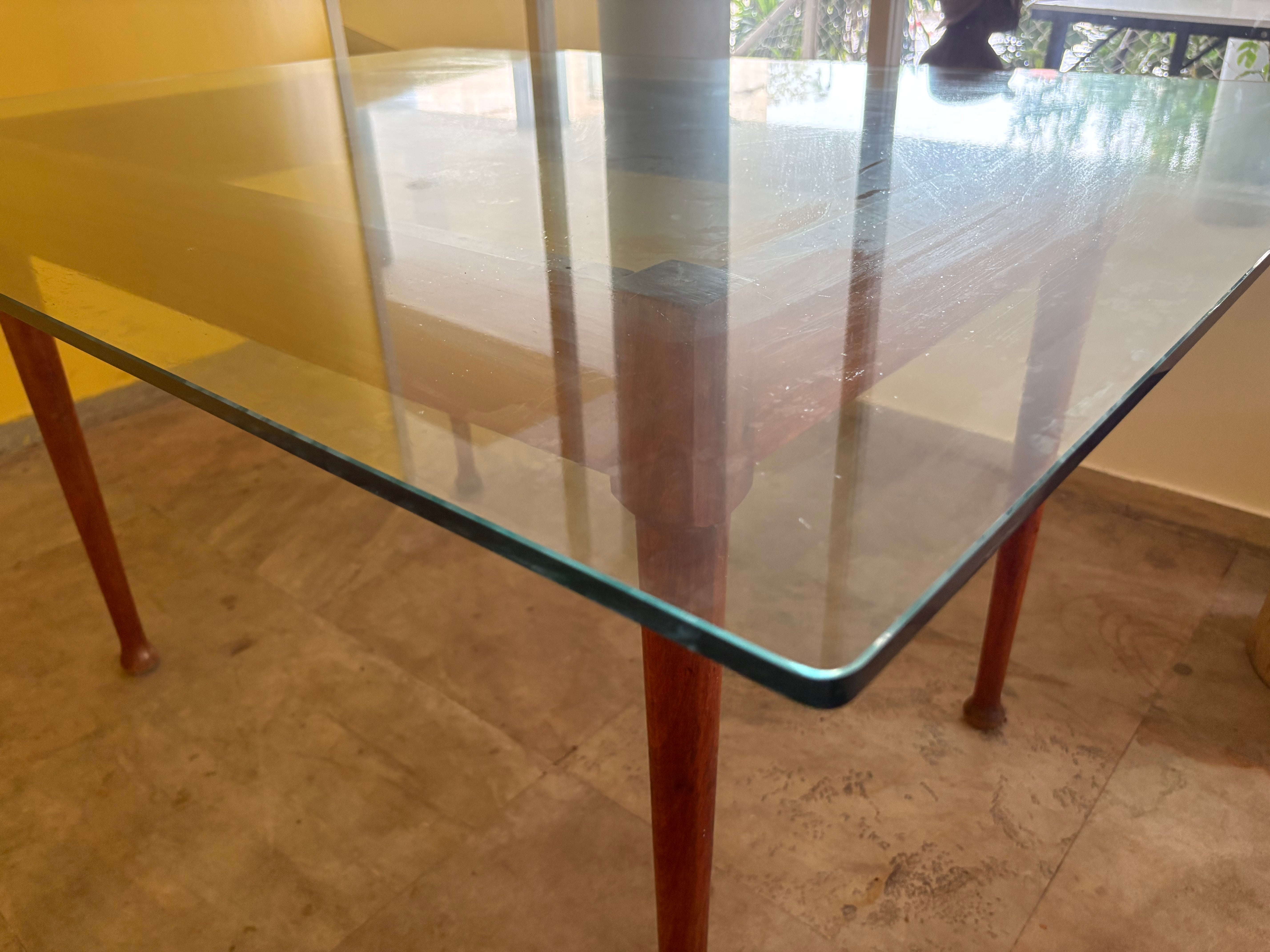 Mesa Jantar Retangular com base em madeira e tampo em Vidro