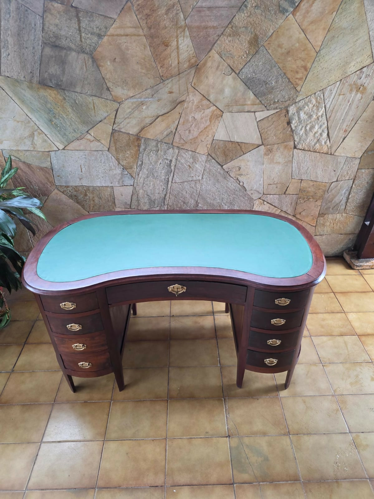 antiga escrivaninha rim, com puxadores em bronze e couro no tampo