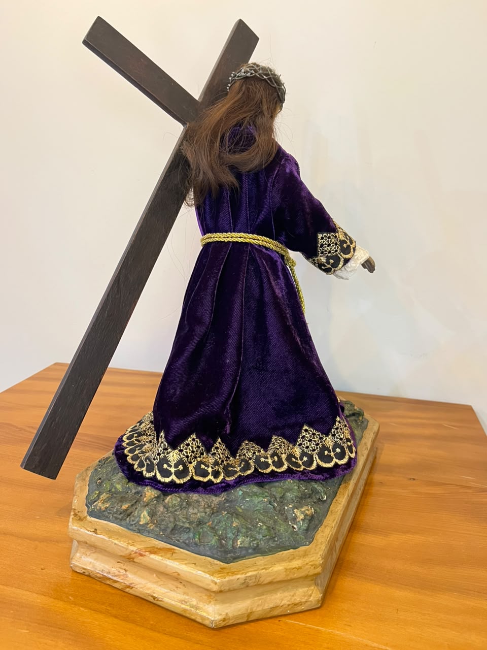 Imagem sacra de Jesus Nazareno em madeira com cabelos humanos – 33 cm