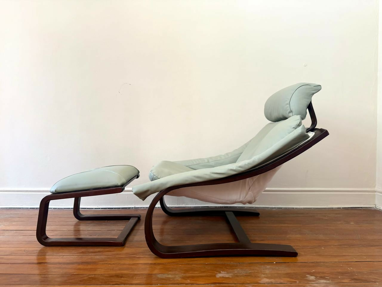 Poltrona Mid Century por Ake Fribytter.