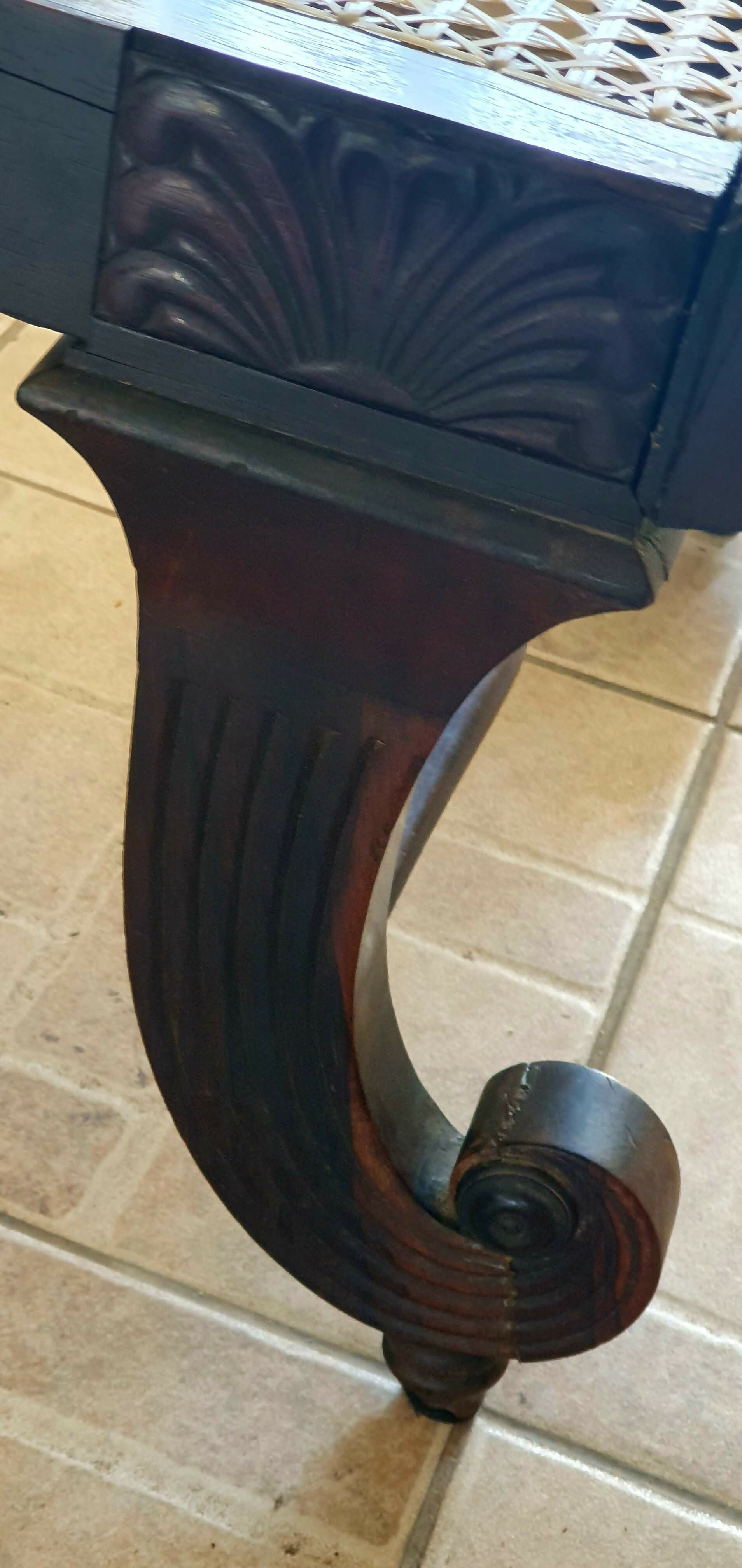 Marquesa Antiga Neoclássica em Madeira Maciça – Déc. 1920/40 – Palhinha / Estofado