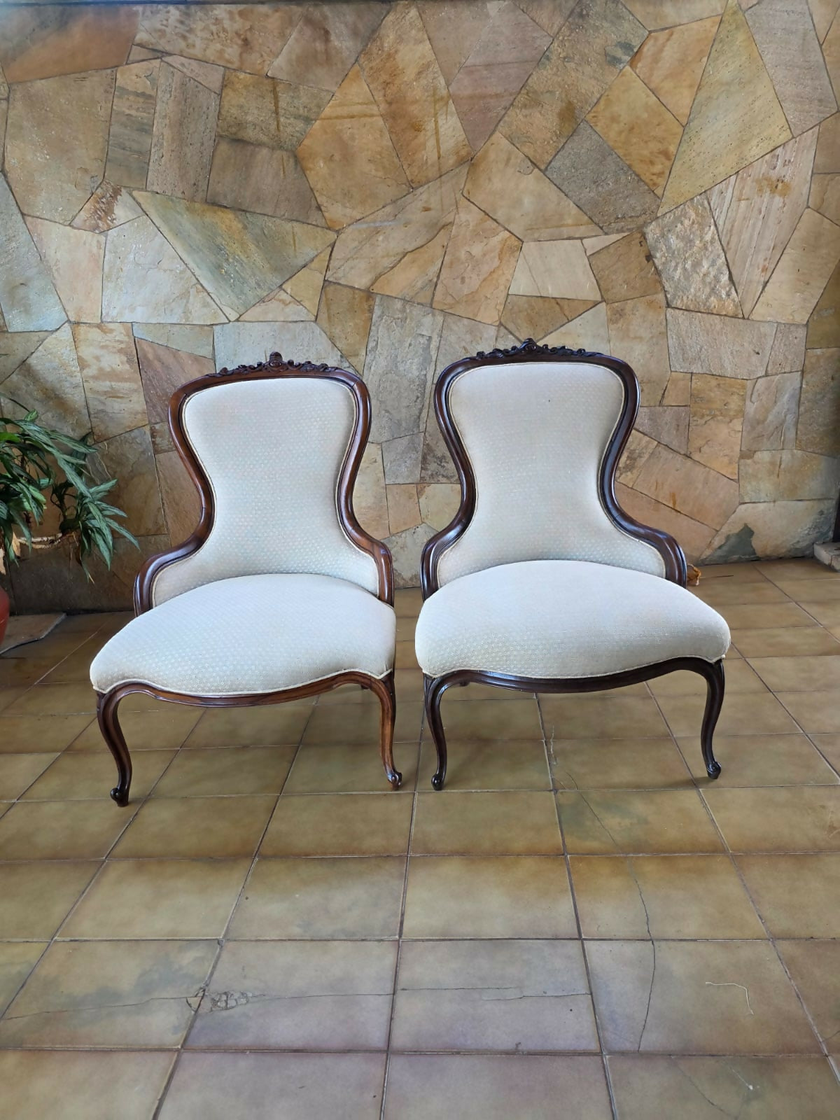 Par de Poltronas Vitorianas anos 50 em madeira maciça talhada