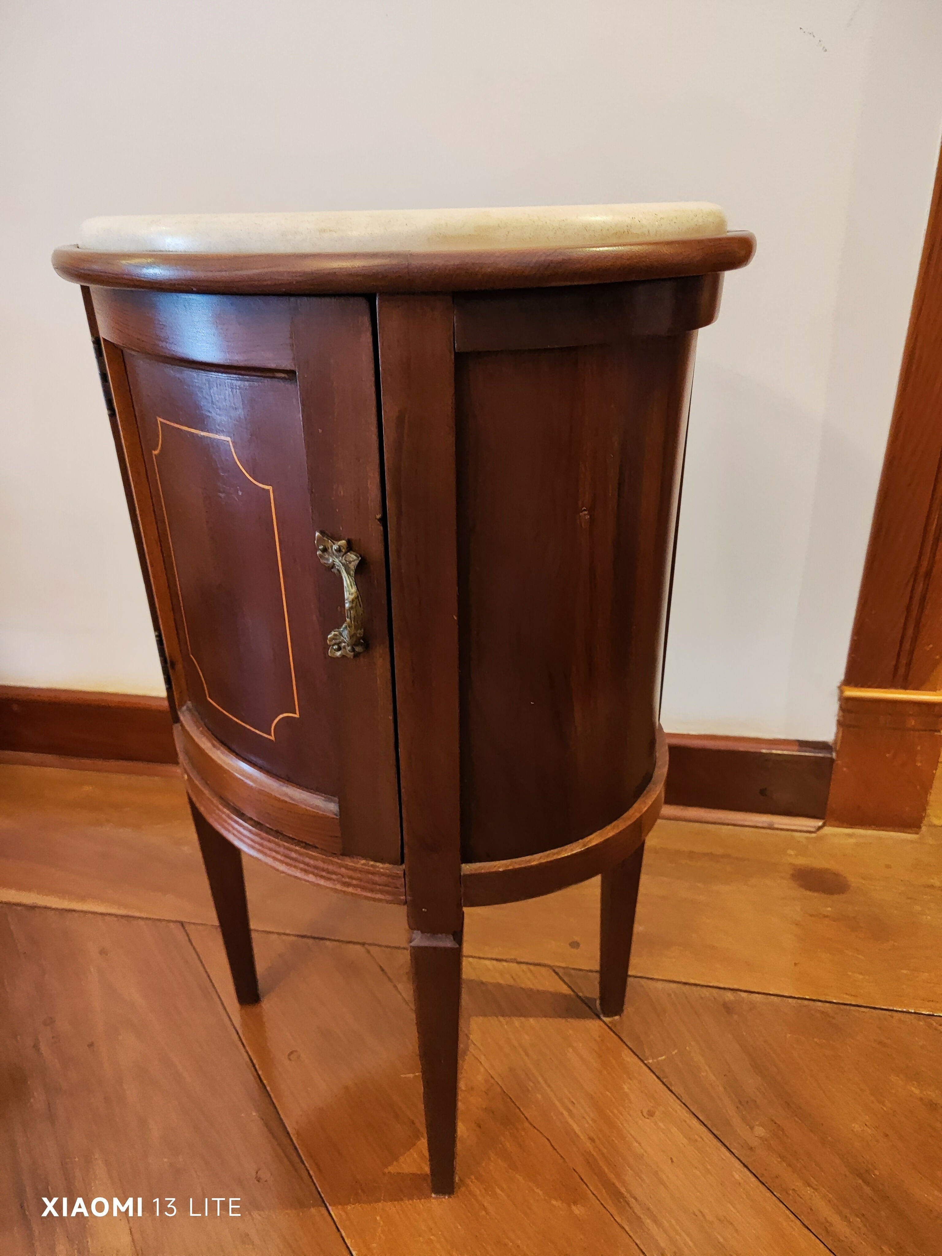 Mesa de cabeceira em madeira e pedra branca