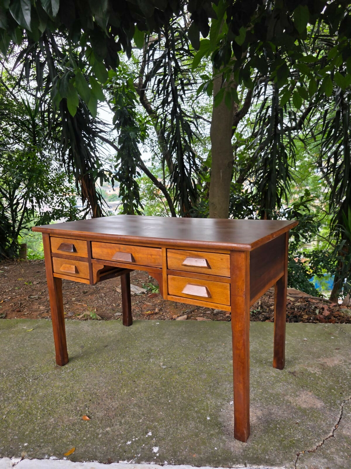 Escrivaninha Miele, década de 50, possui 5 gavetas, imbuia maciça e selo da época.