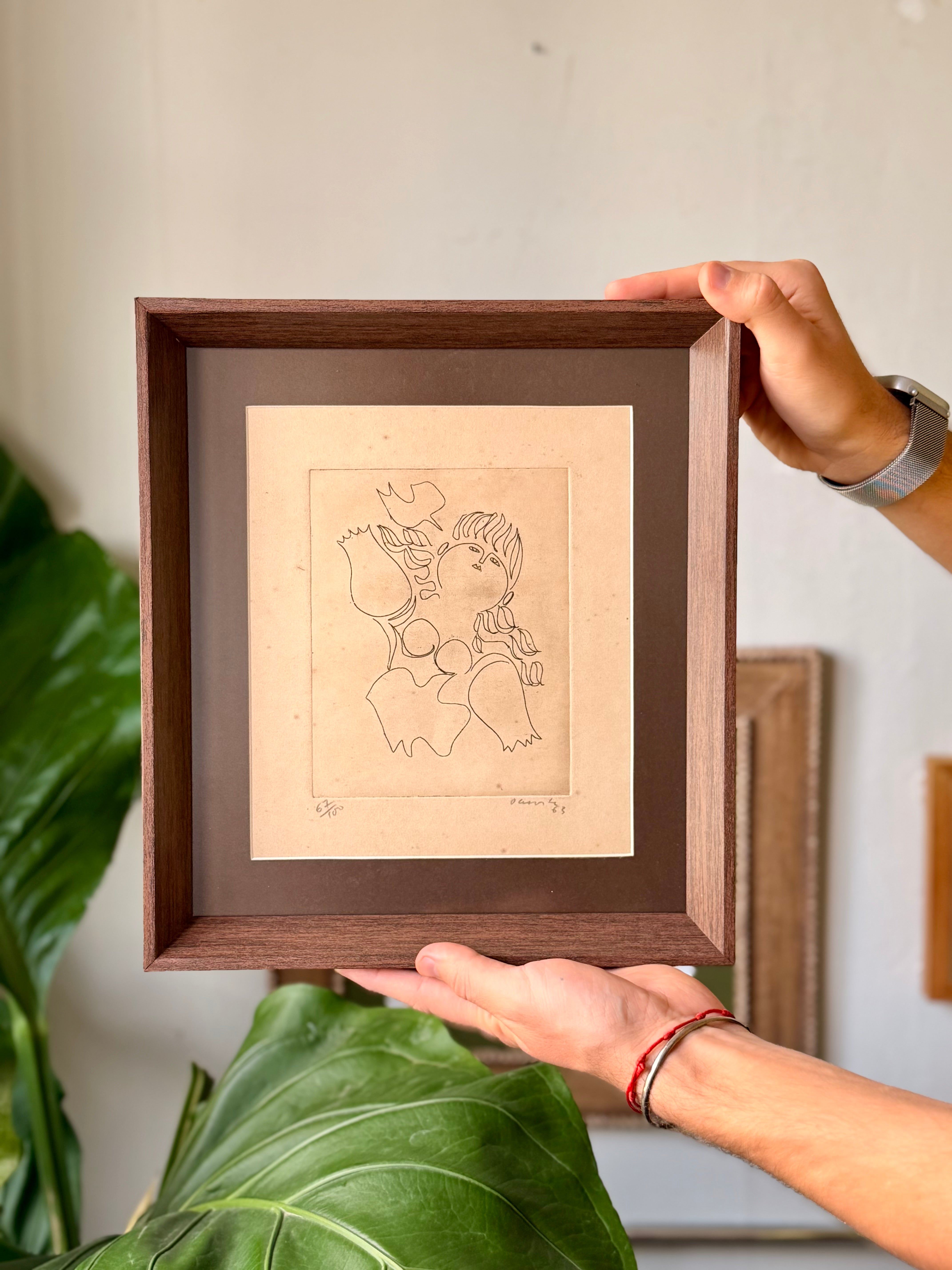 Quadro com Gravura de Milton Dacosta (1915 - 1988) representando "Vênus e a Pomba" 