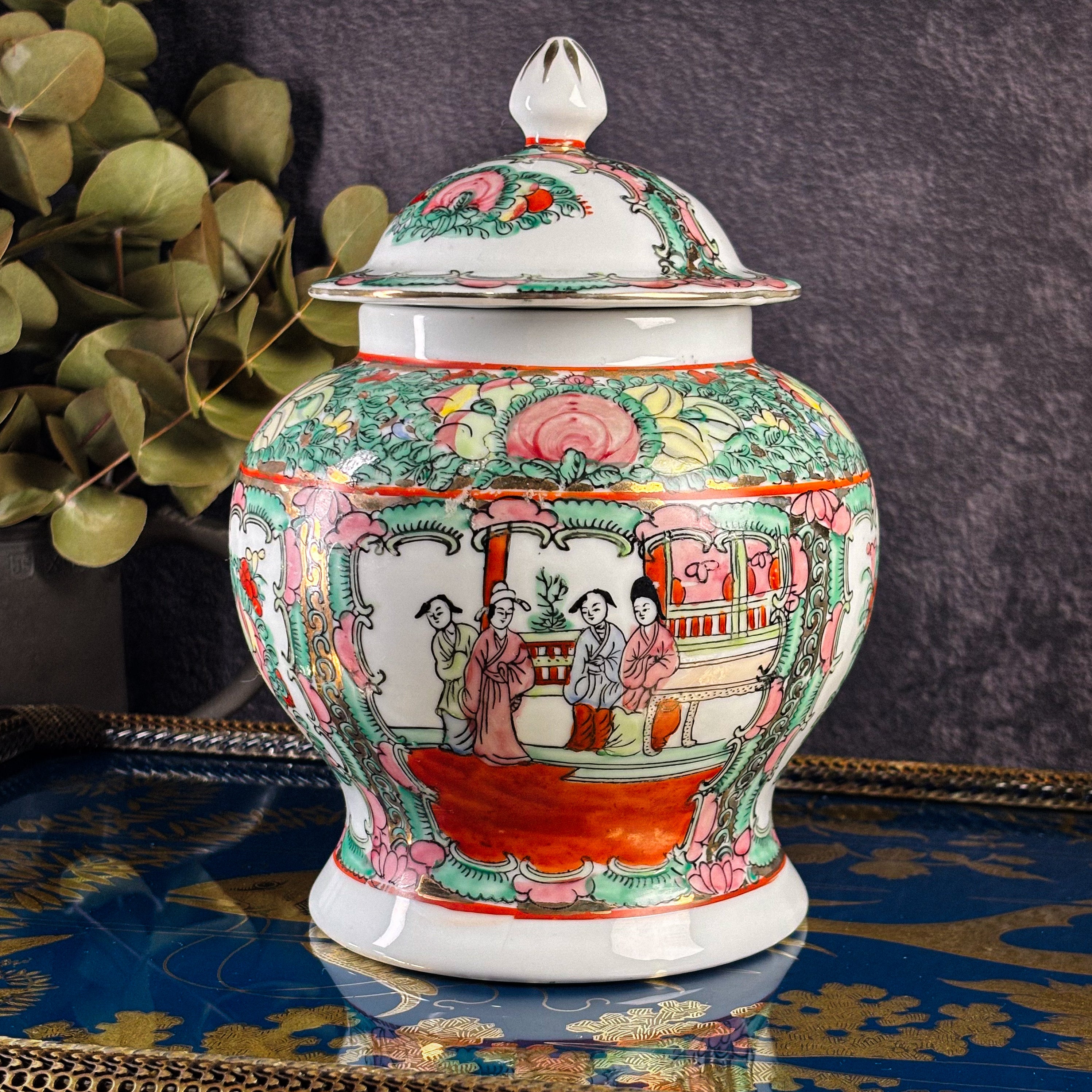 Potiche chinês Família Rosa com tampa em porcelana pintada à mão, anos 1970/1990