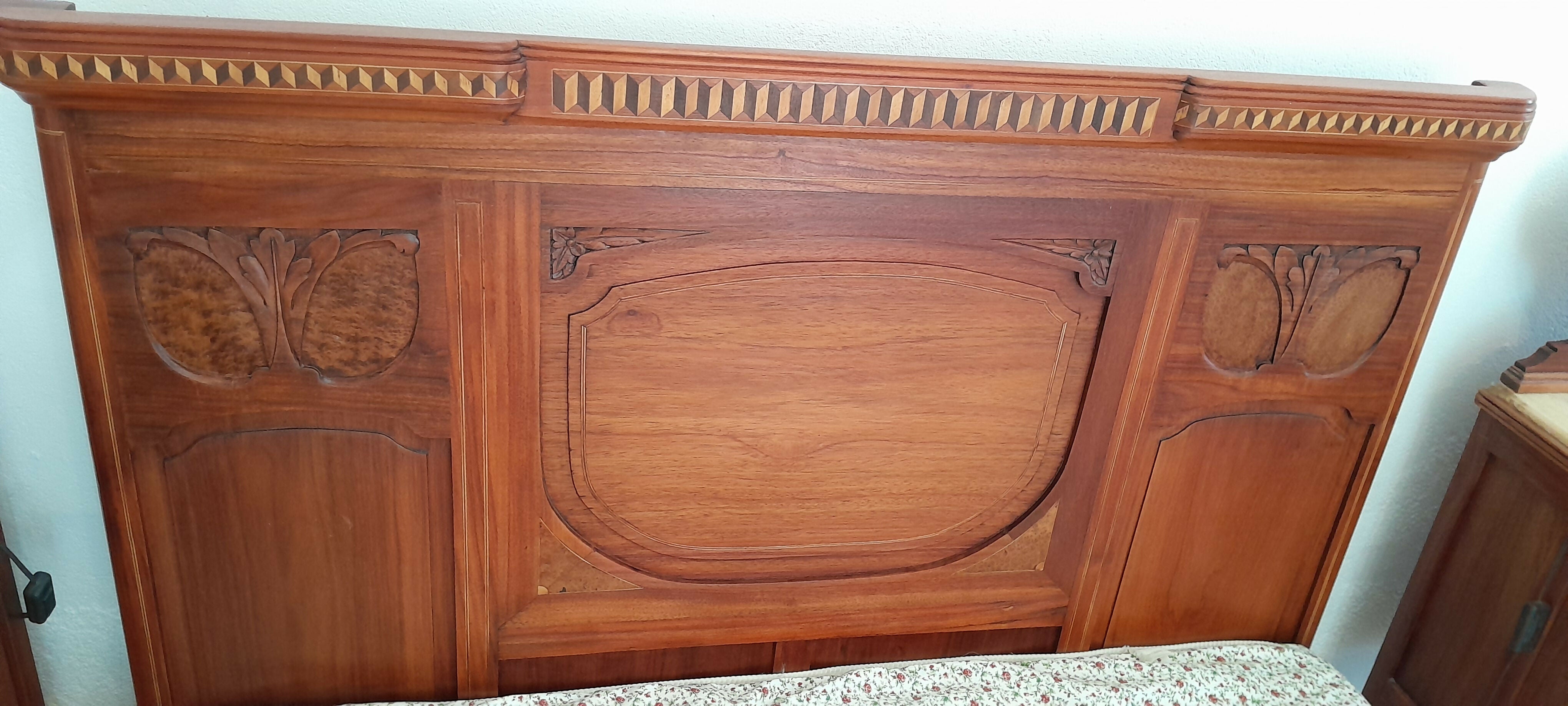 Cama de casal centenária em Marchetaria (restaurada)