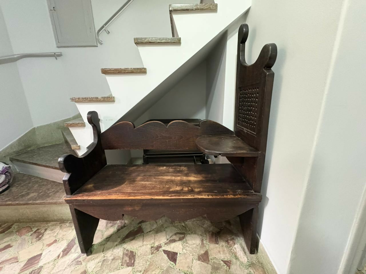 Antigo Banco confessionário em madeira