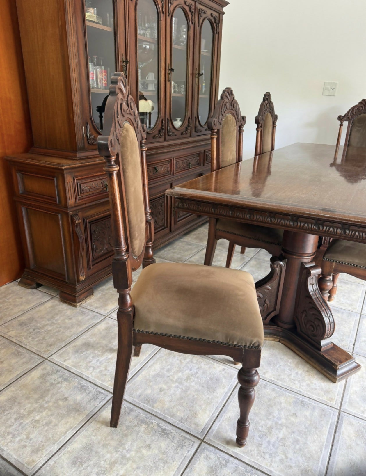 Conjunto Cristaleira + Mesa + 6 cadeiras