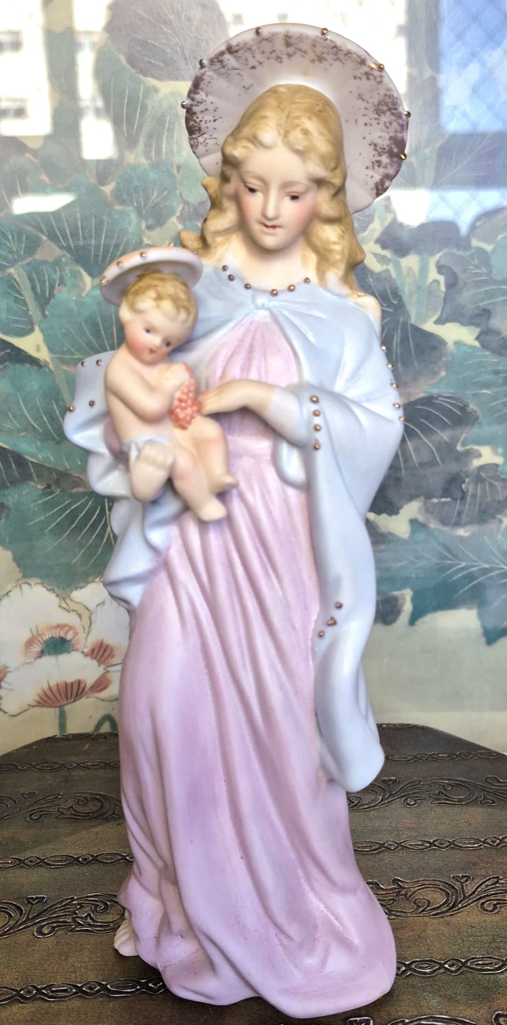 Estatueta em porcelana estadounidense não marcada de Nossa Senhora com o menino Jesus nos braços.