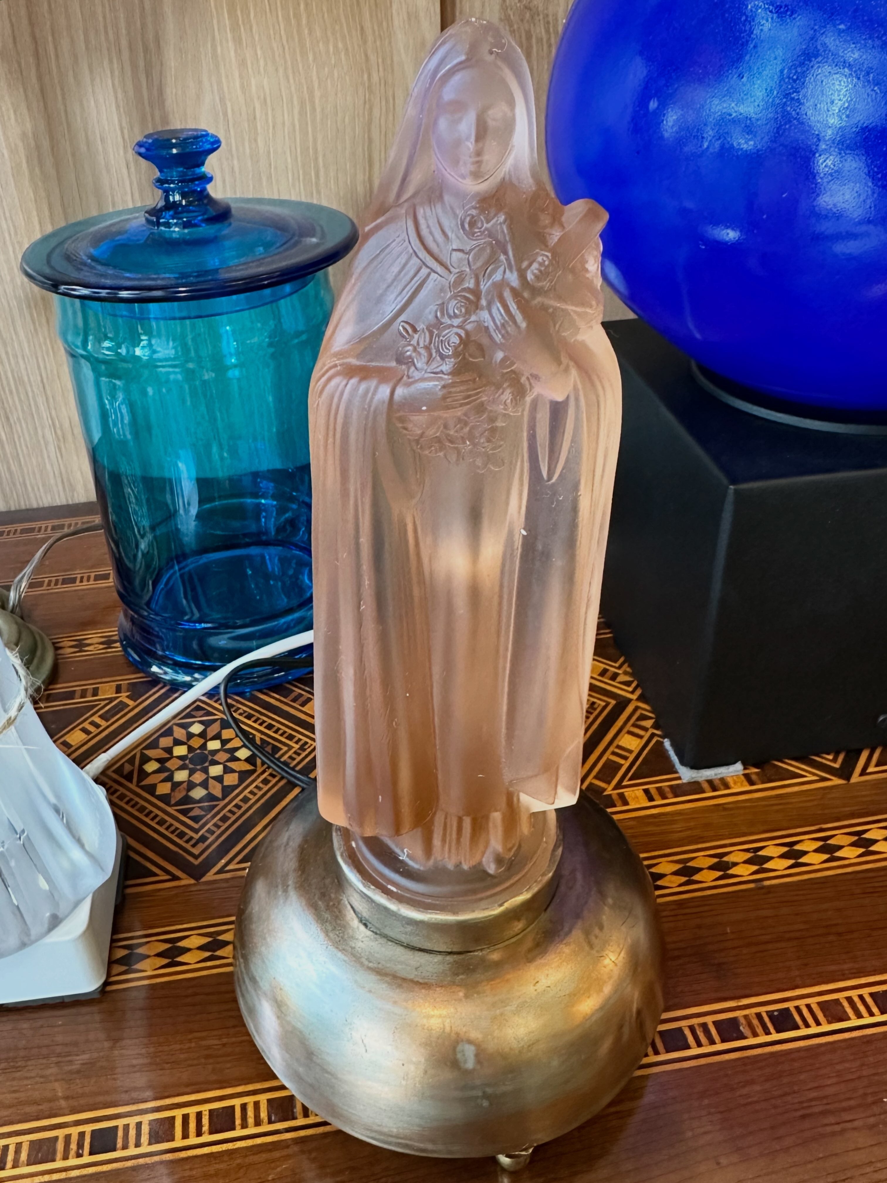 Escultura de Santa Terezinha com base de iluminação 