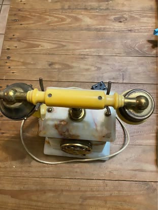 Telefone antigo em mármore