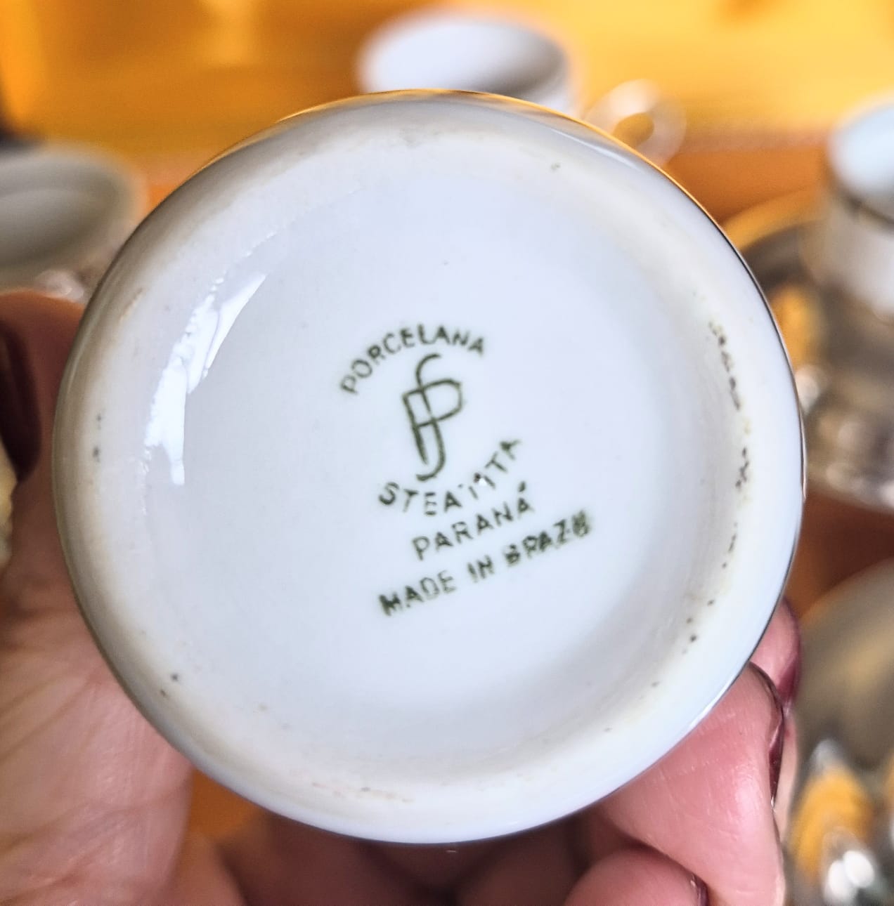 Conjunto de 6 xícaras para café em porcelana Steatita con friso prateado e suportes e pires em metal espessurado à prata 90, Cristofoli. Anos 60, no melhor estilo Art Decó.
