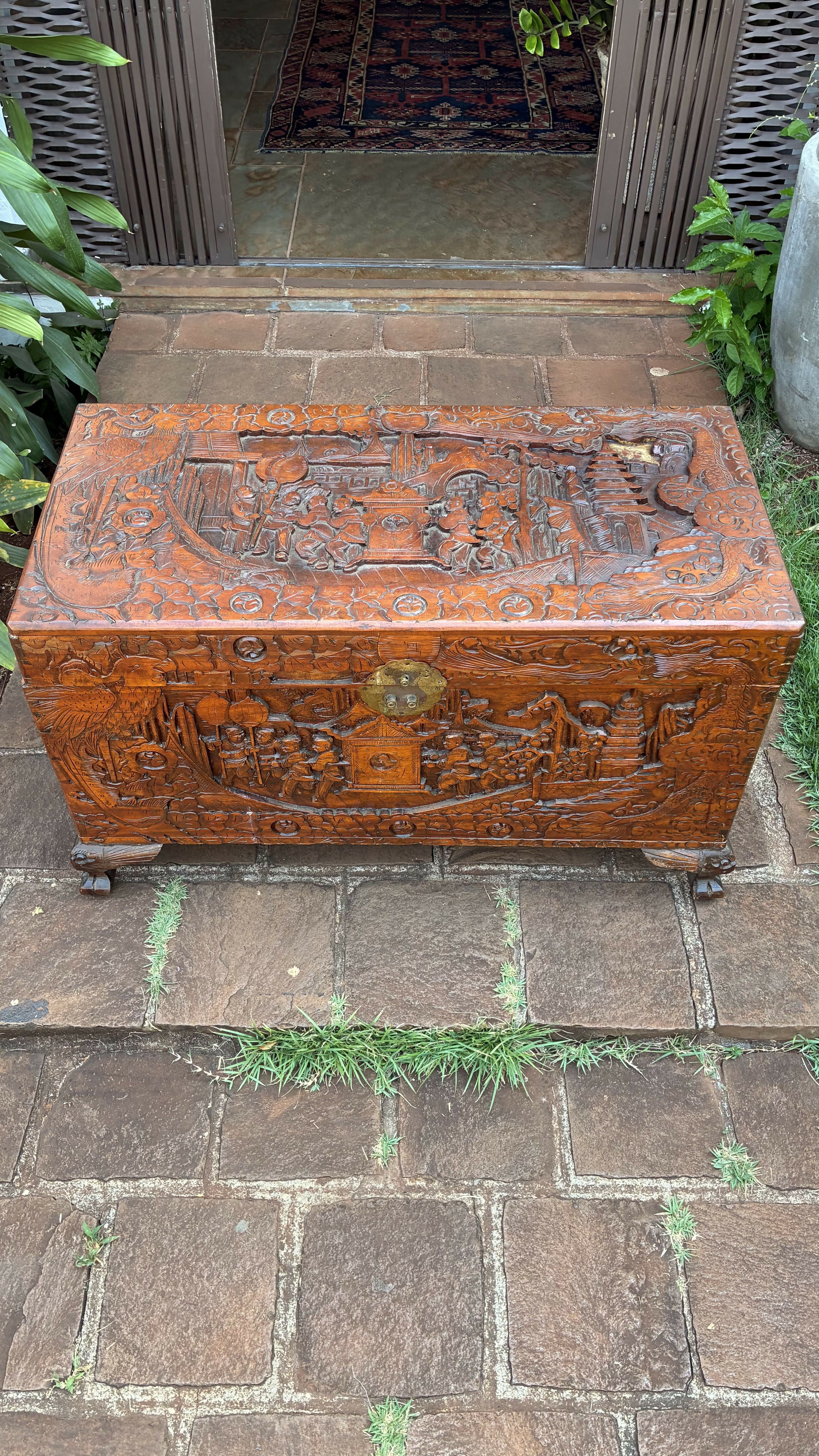 BAÚ ANTIGO EM MADEIRA ENTALHADA À MÃO