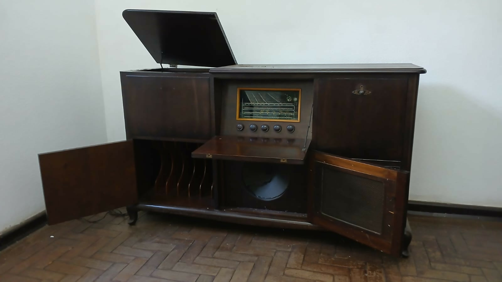 CÔMODA, radio e toca disco antigo anos 50 madeira maciça.