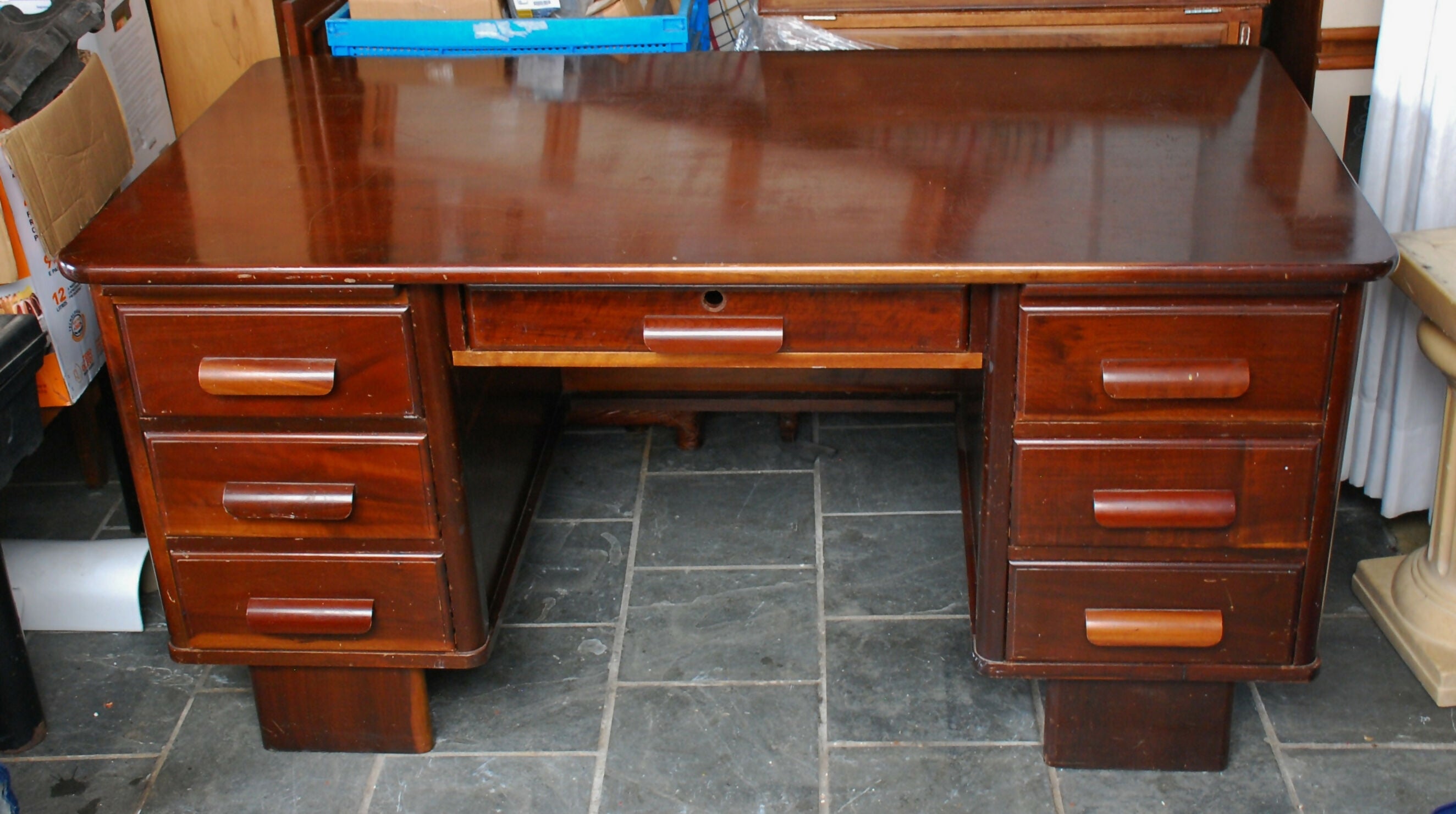 escrivaninha antiga anos 70 marca Cimo 7 gavetas com fechadura .