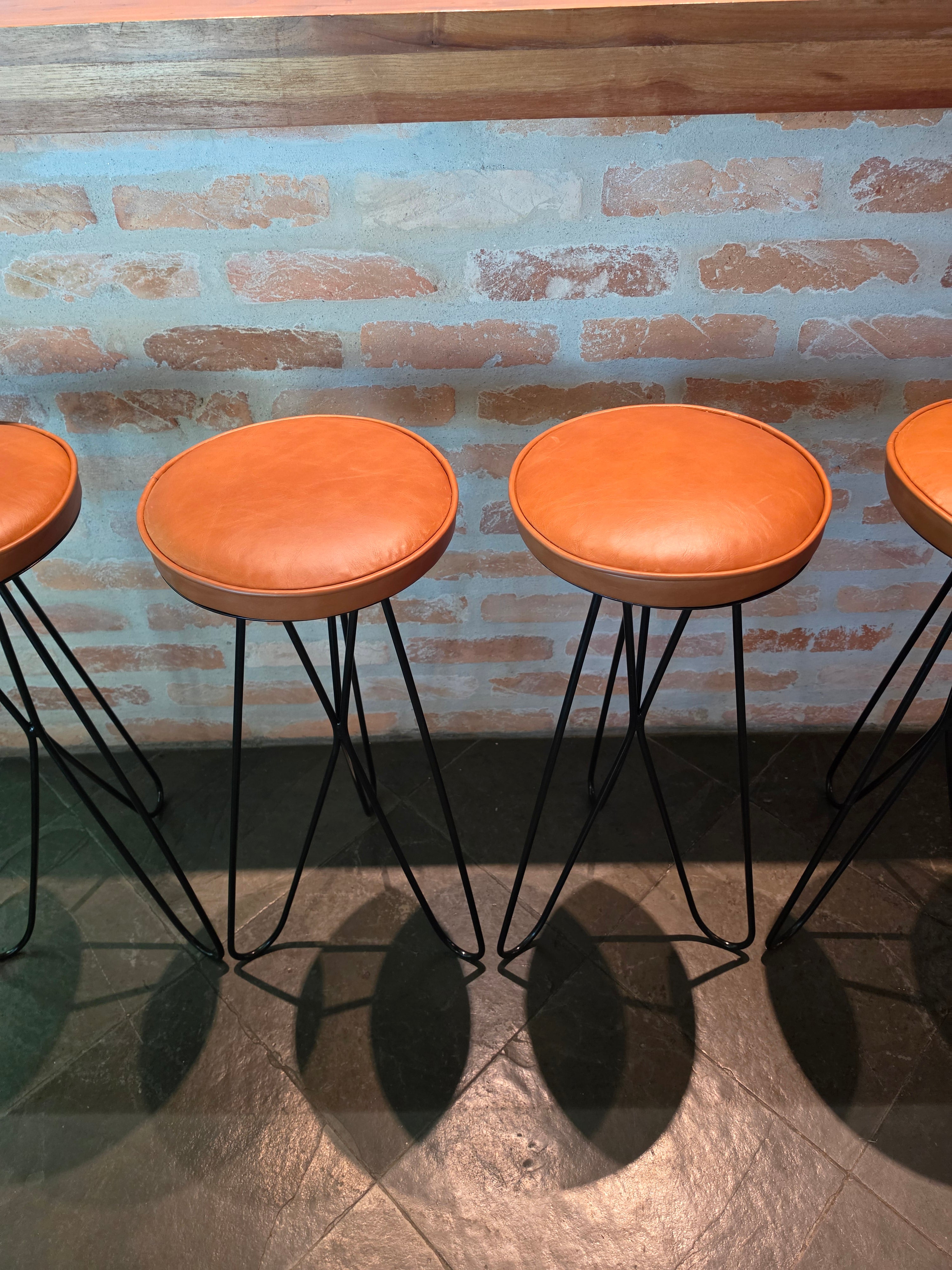 Quarteto Banquetas balcão redonda em couro havana marrom e pés em ferro 