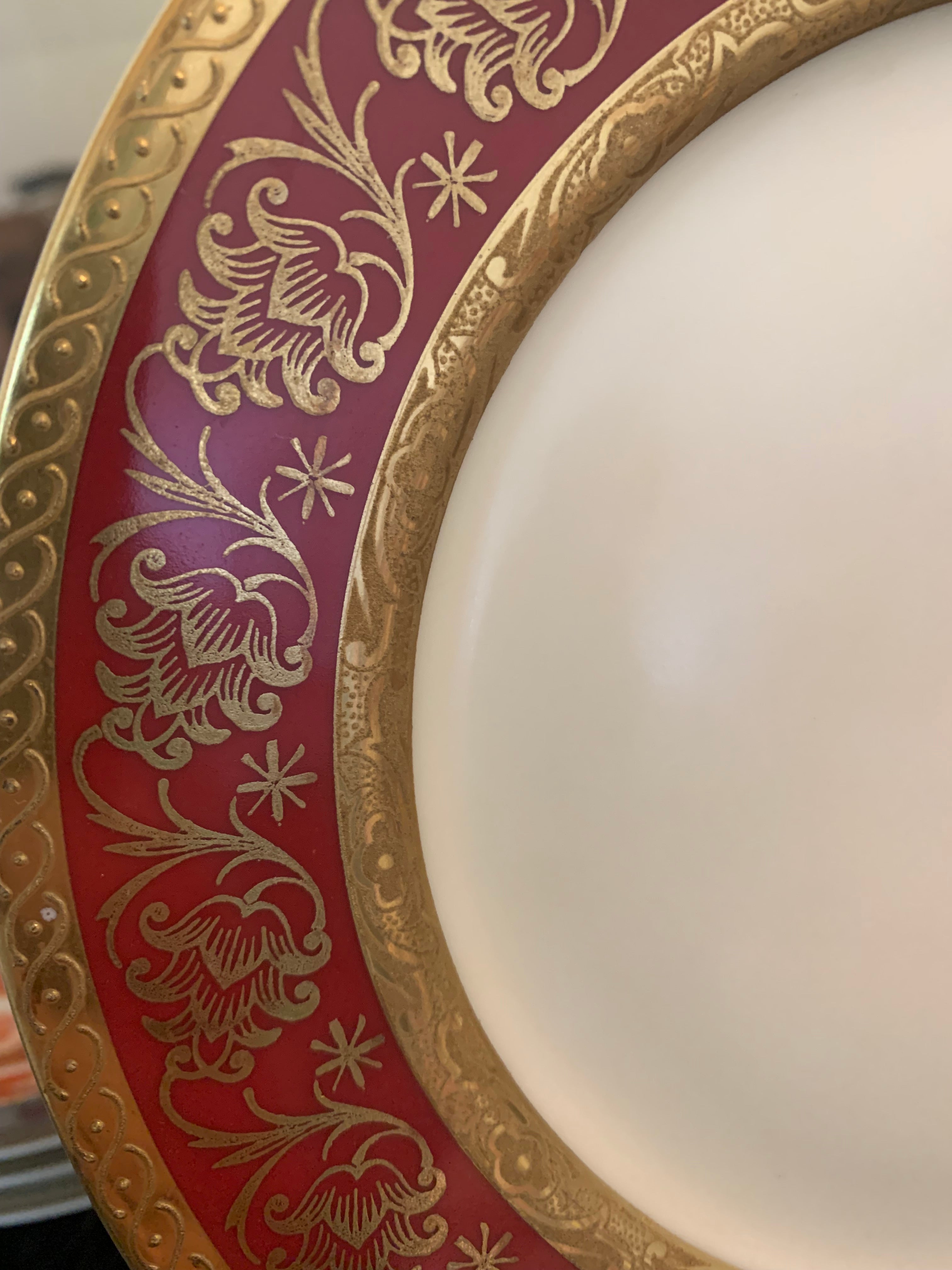 Espetacular e muito antigo prato em porcelana para coleção marca Puls em dourado e vermelho 