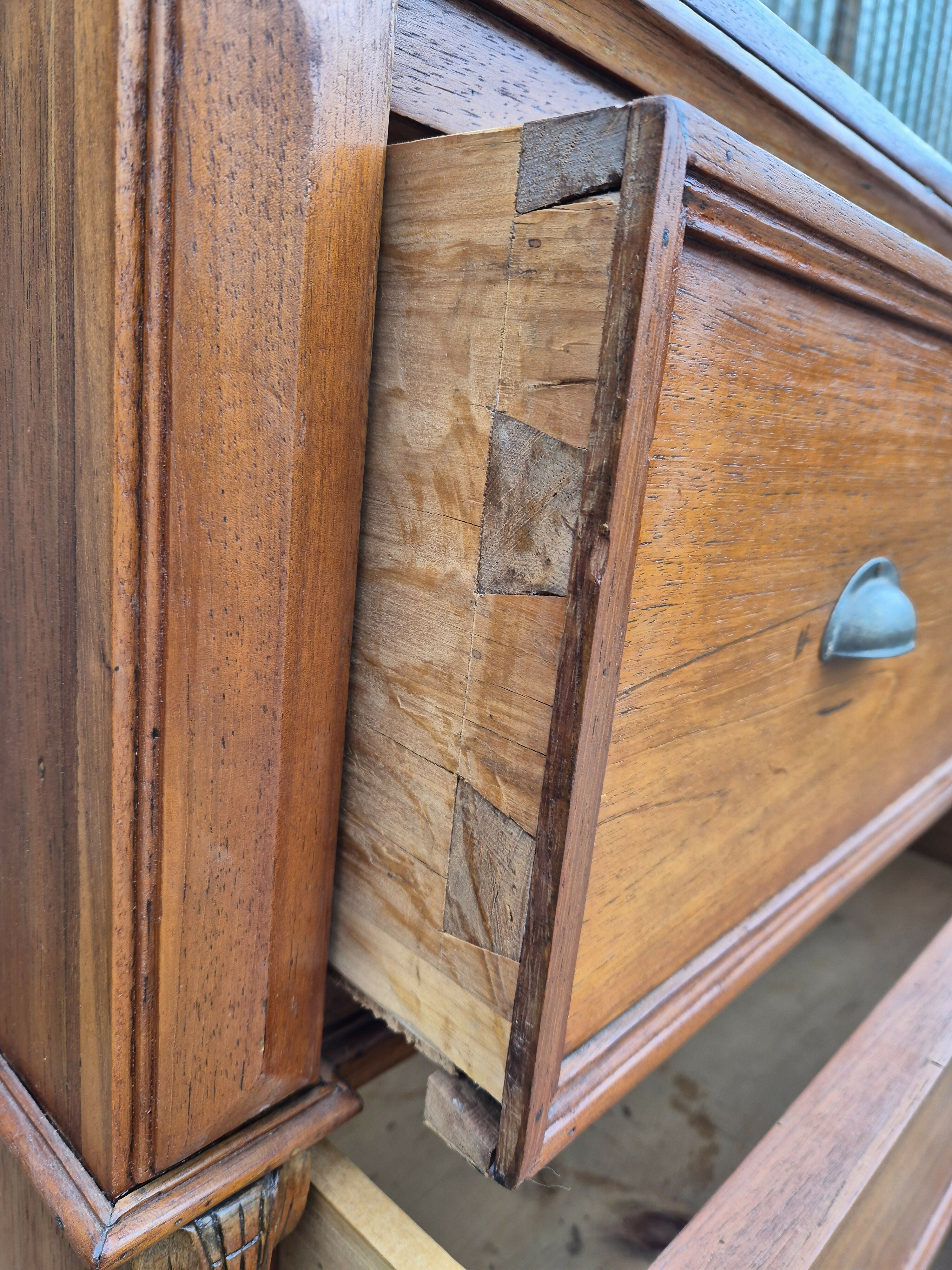 Belíssima cômoda centenária Império