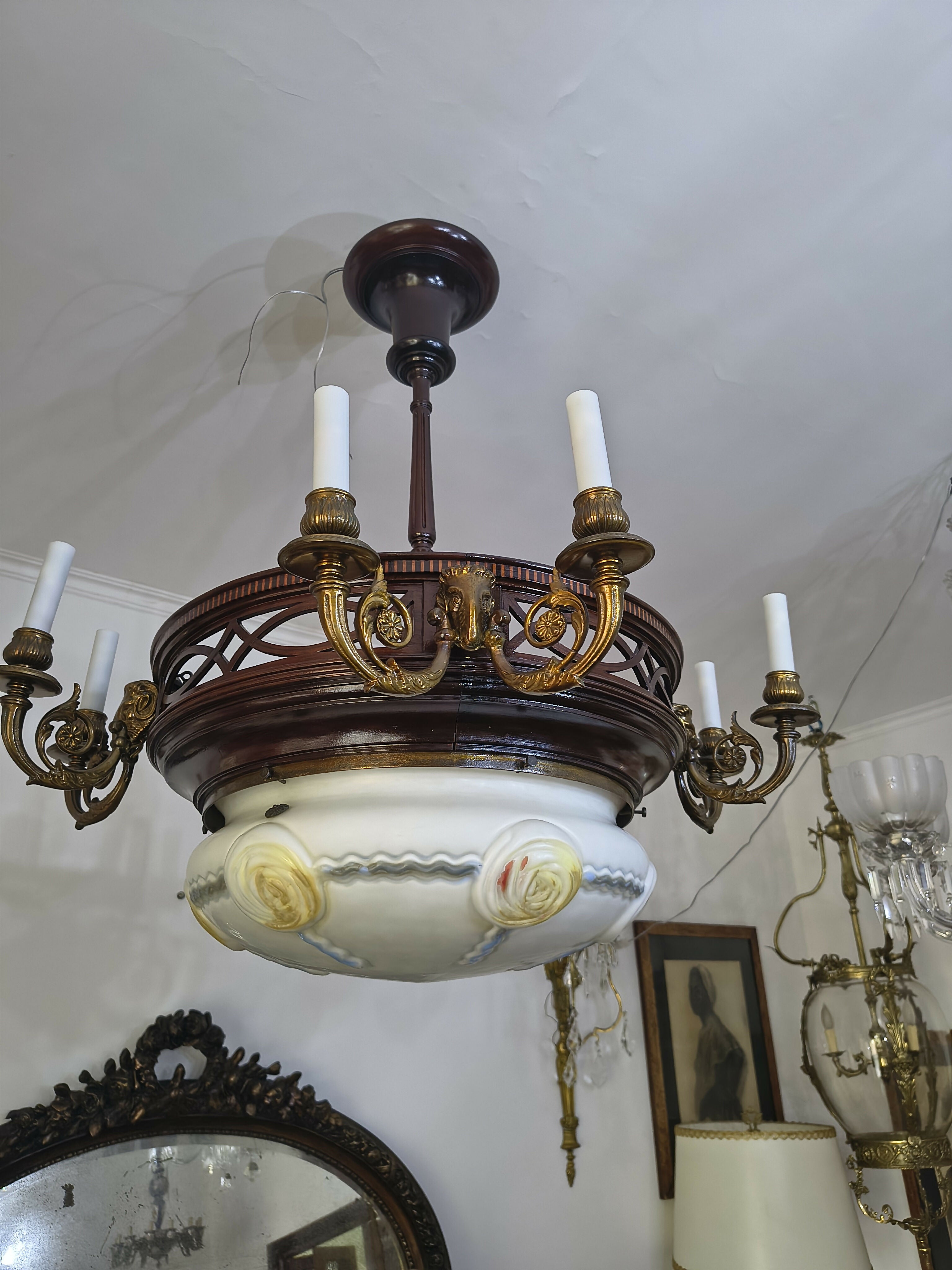 Lustre antigo arredondado em bronze, Marchetaria e Opalina