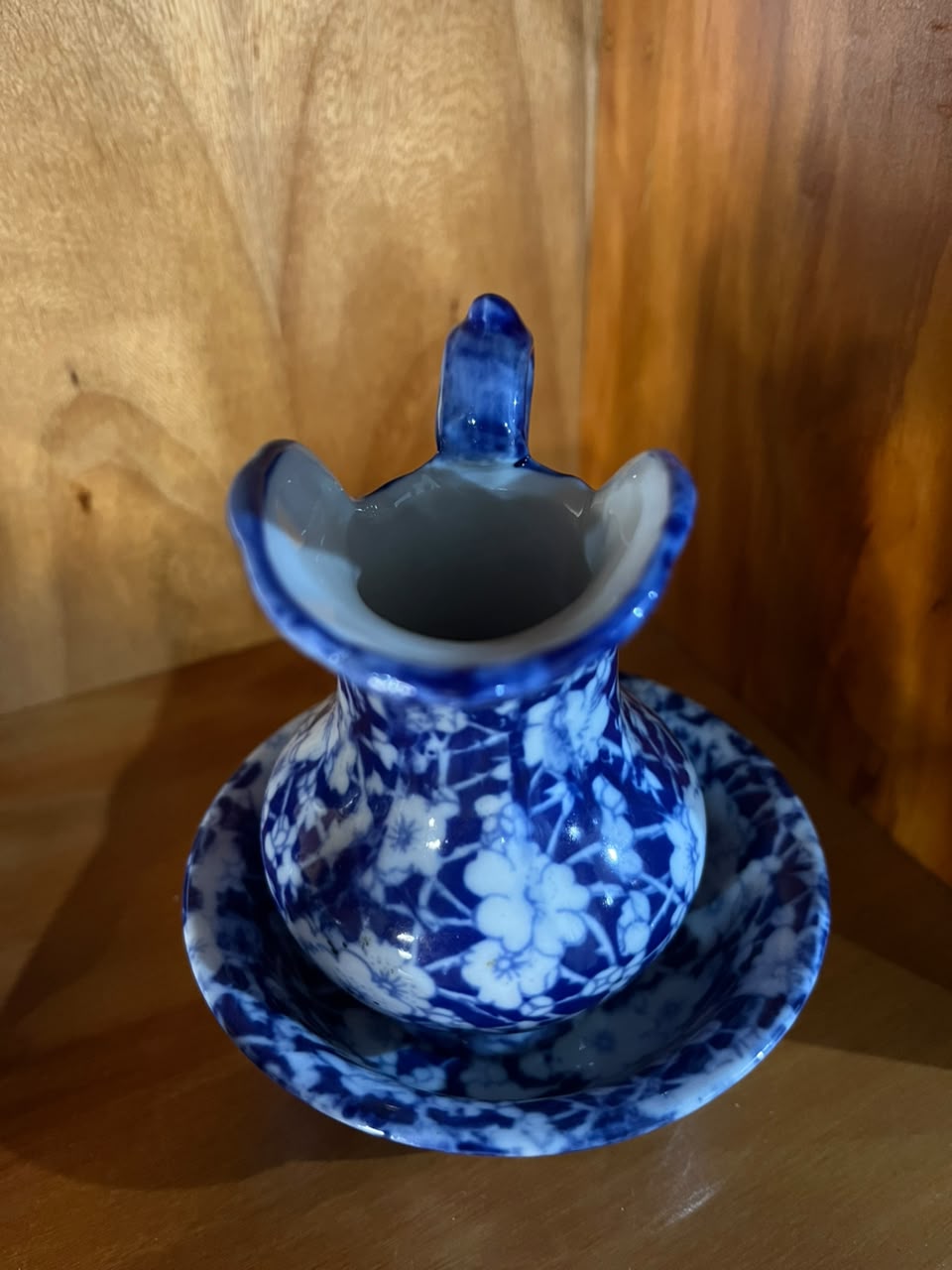 Mini jarra com bacia em porcelana azul e branca — decoração floral
