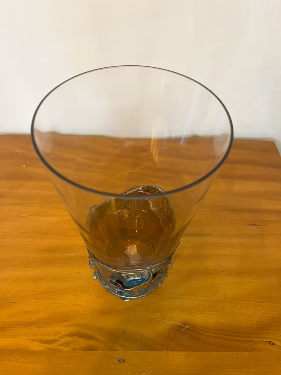 Vaso Decorativo em Vidro com Base Artesanal em Metal e pedras 