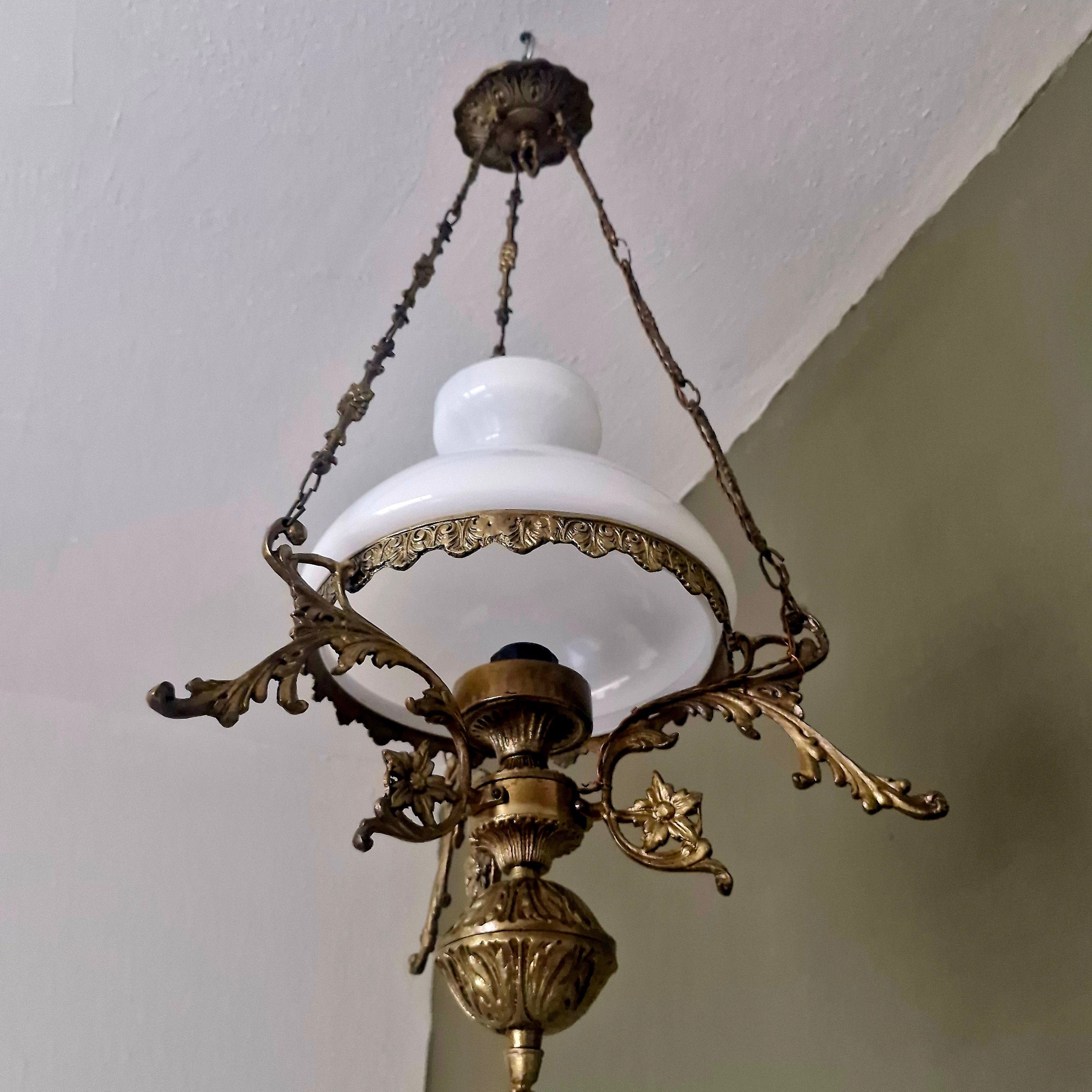 Lustre Luminária Pendente Estilo Lampião em bronze e cúpula em vidro fosco branco 