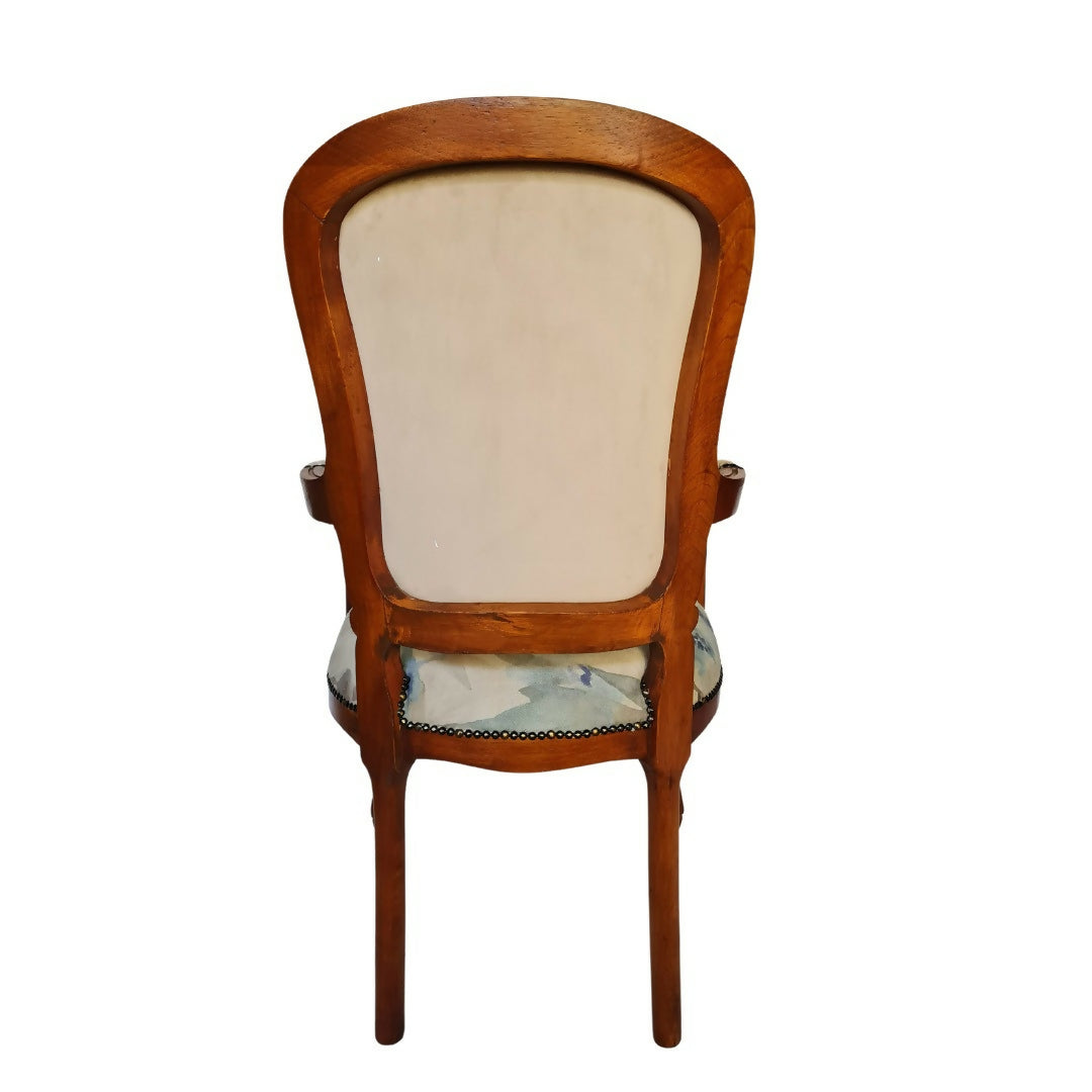 Par de Cadeiras com braço Luiz Felipe com estofado floral branco e azul - restauradas