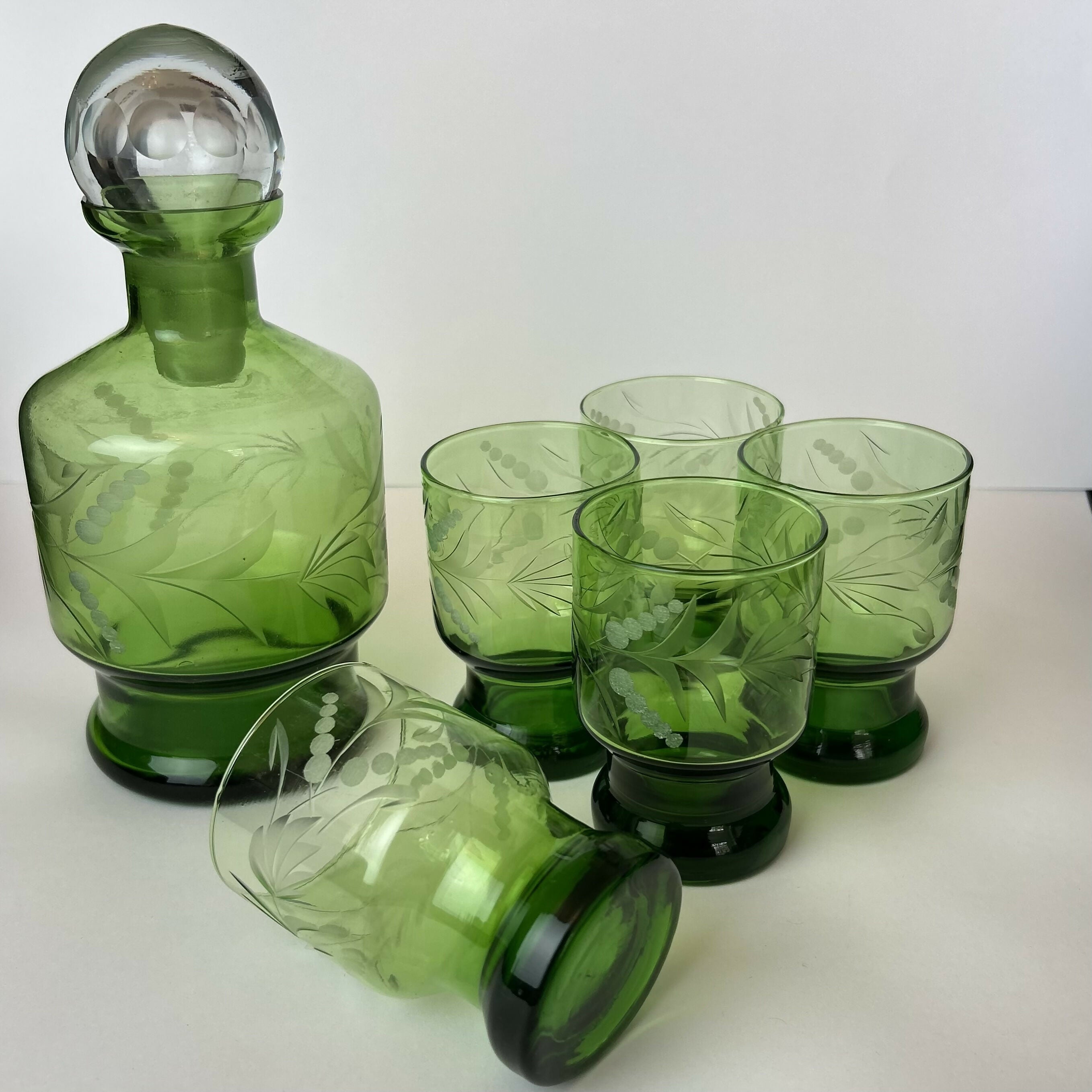 Conjunto Vintage de Licoreira e Copos em Vidro Verde Lapidado – Anos 60/70