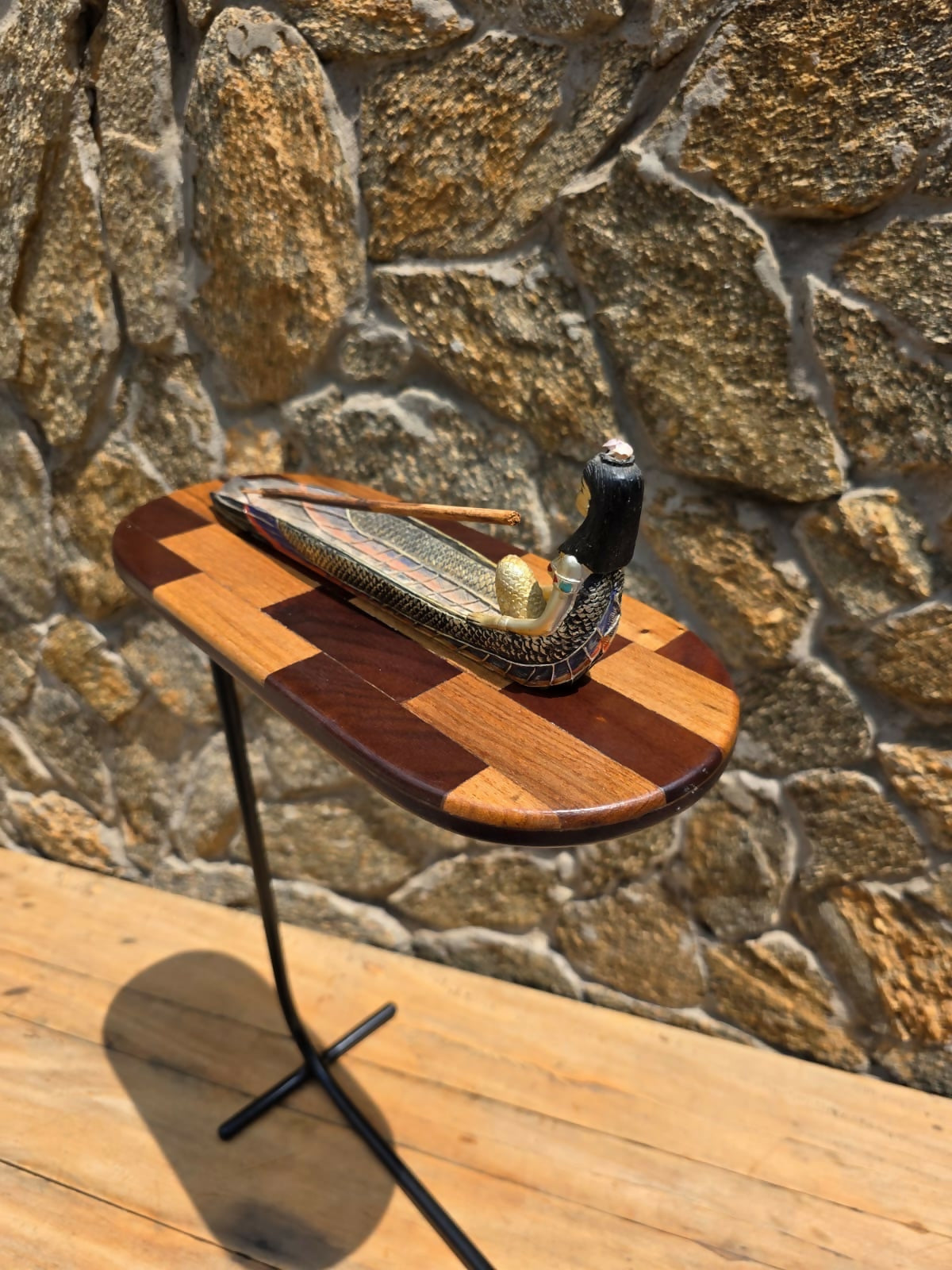 Mesa marchetada com imbuia e freijó e estrurura em ferro maciço.