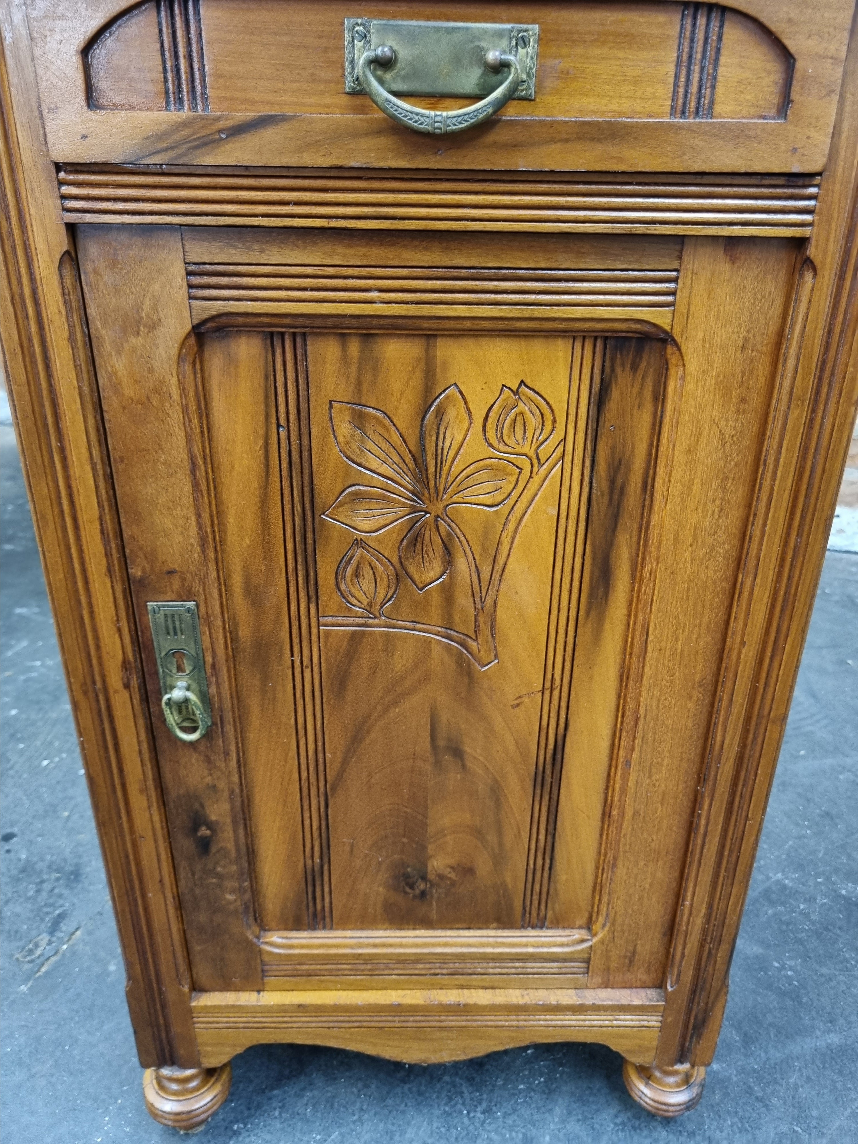 Mesa de cabeceira / Criado mudo Art Nouveau antigo em madeira clara com espelho 