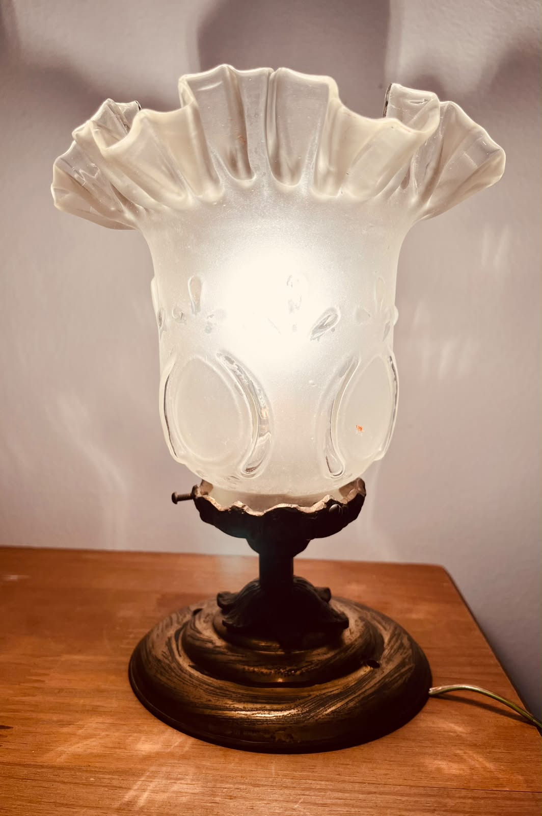 Abajur Antigo Art Nouveau com cúpula de Tulipa em vidro fosco