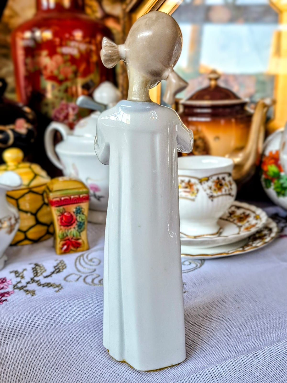 Escultura em porcelana espanhola Lladró "Girl with mandolin", n.4871, desenhada pelo artista Fulgencio Garcia.