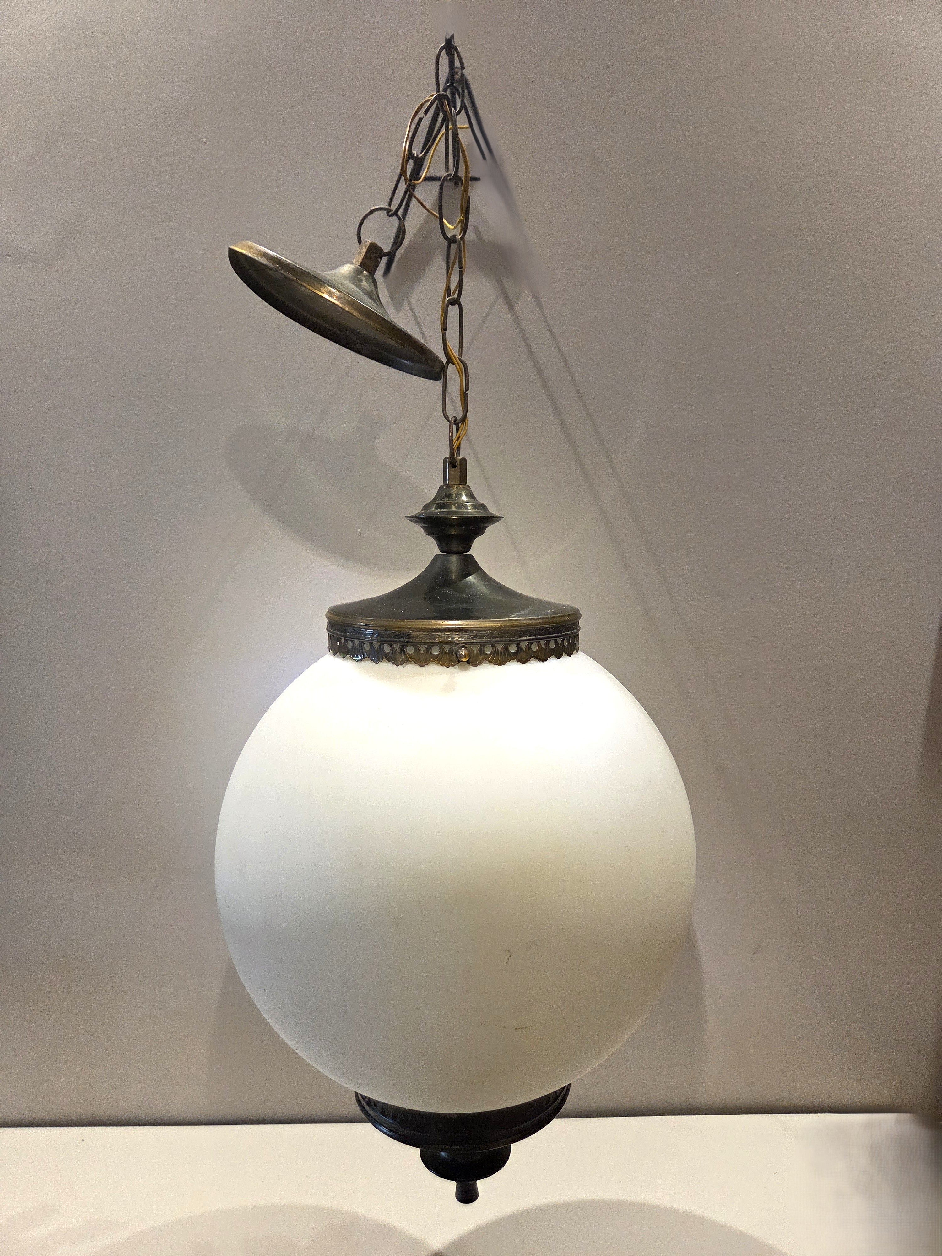 Lustre / luminária com globo opalino, década 1970.
