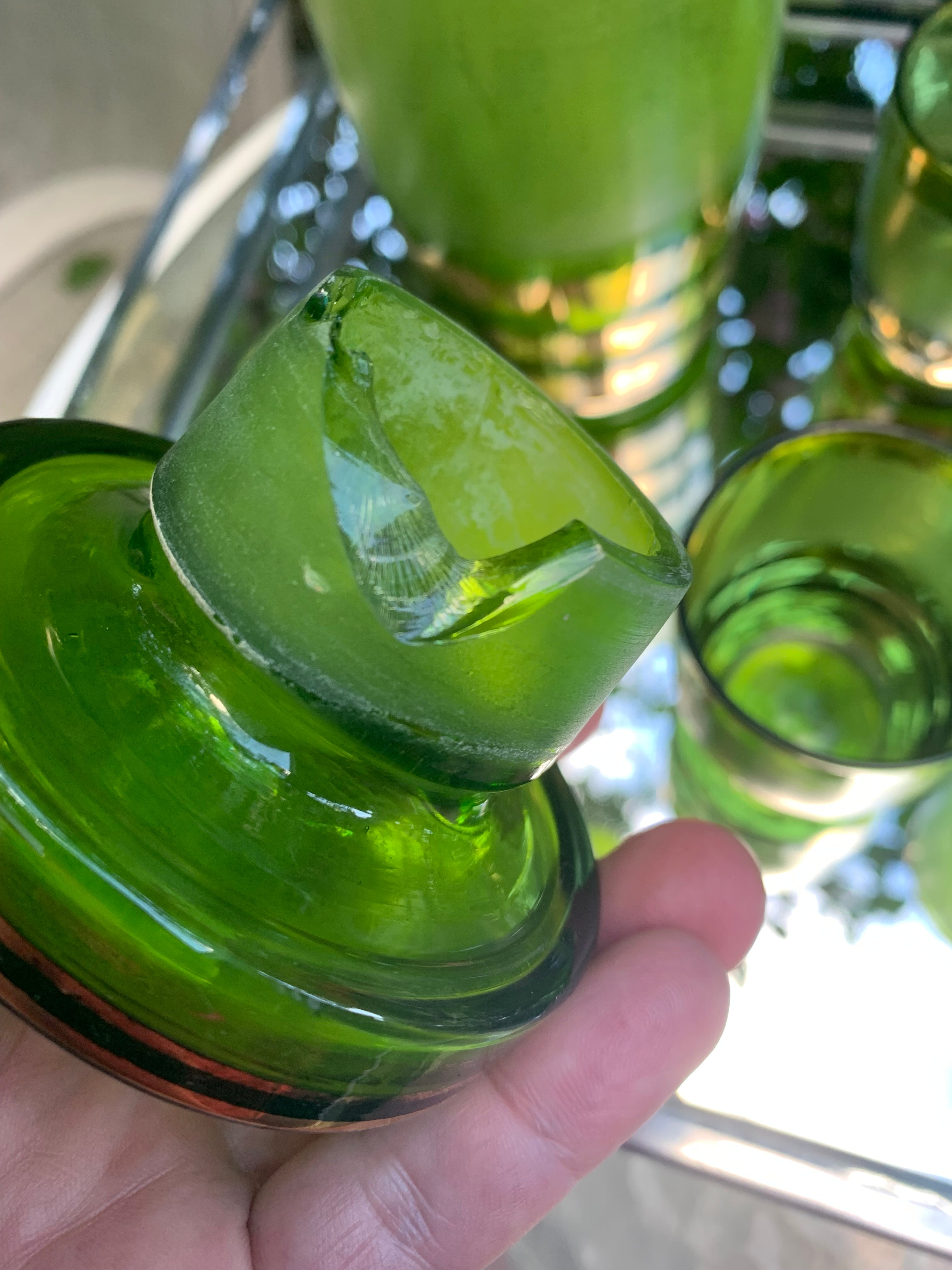 Conjunto de coqueteleira e 5 copinhos em vidro verde década 50 