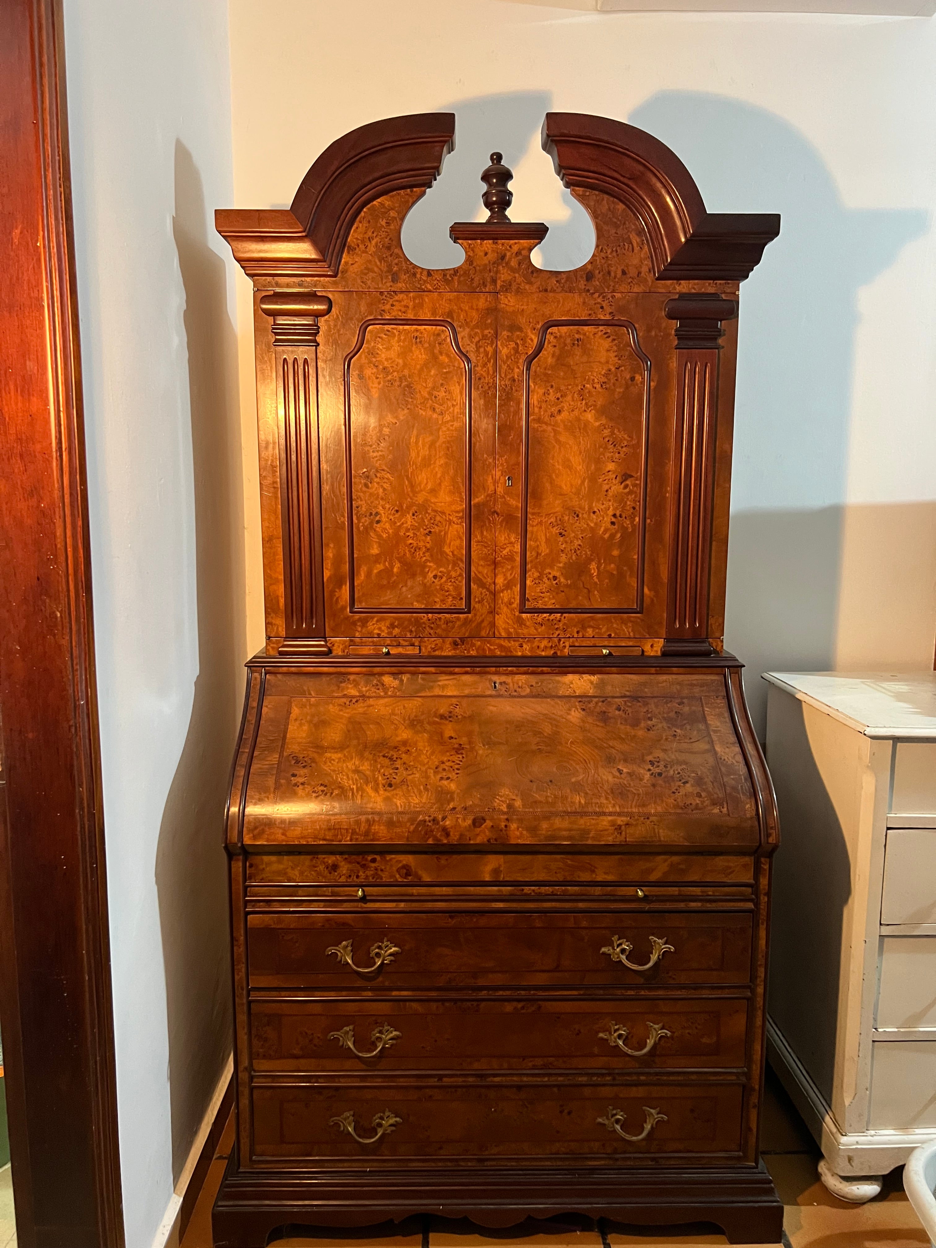 Escrivaninha Secreta Antiga Estilo George III em Rádica de Nogueira