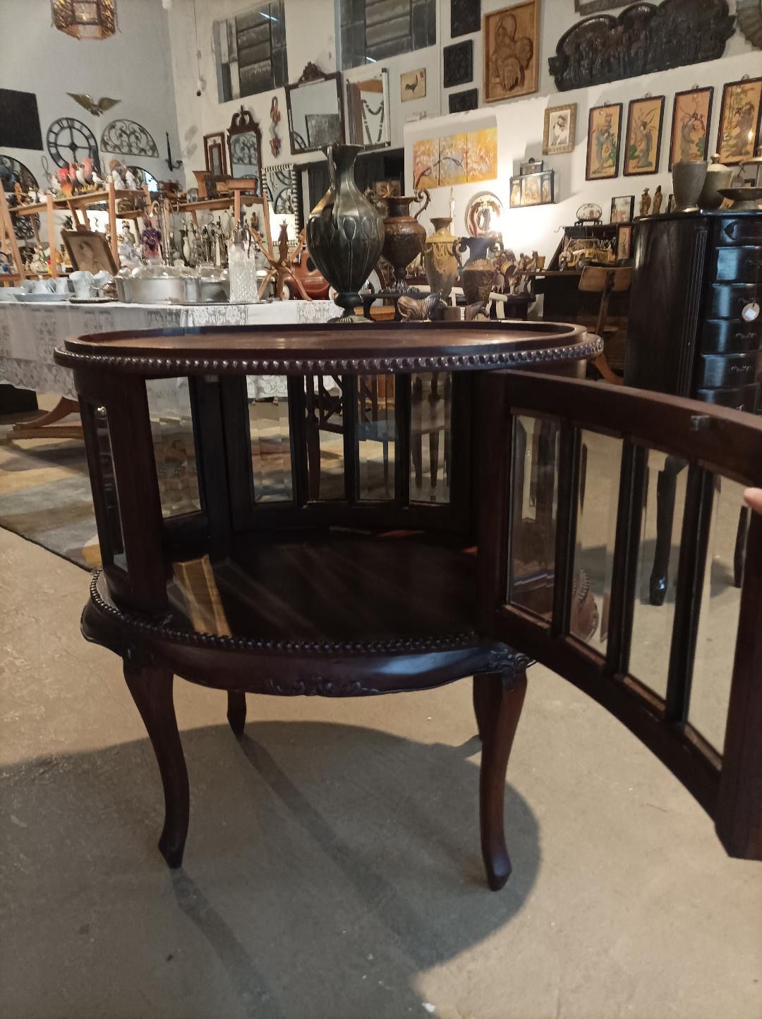 Cristaleira Bar Oval em Madeira com Vidros Bisotados