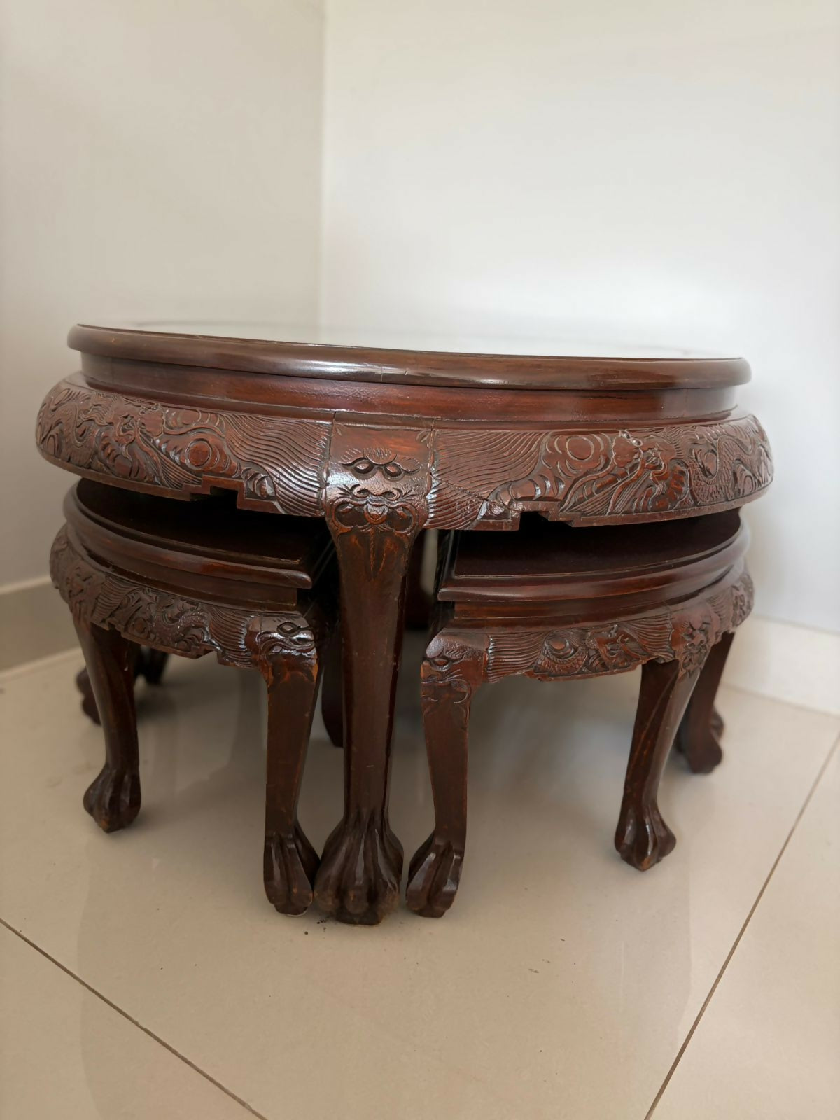 Mesinha Ninho Oriental redonda em madeira nobre esculpida